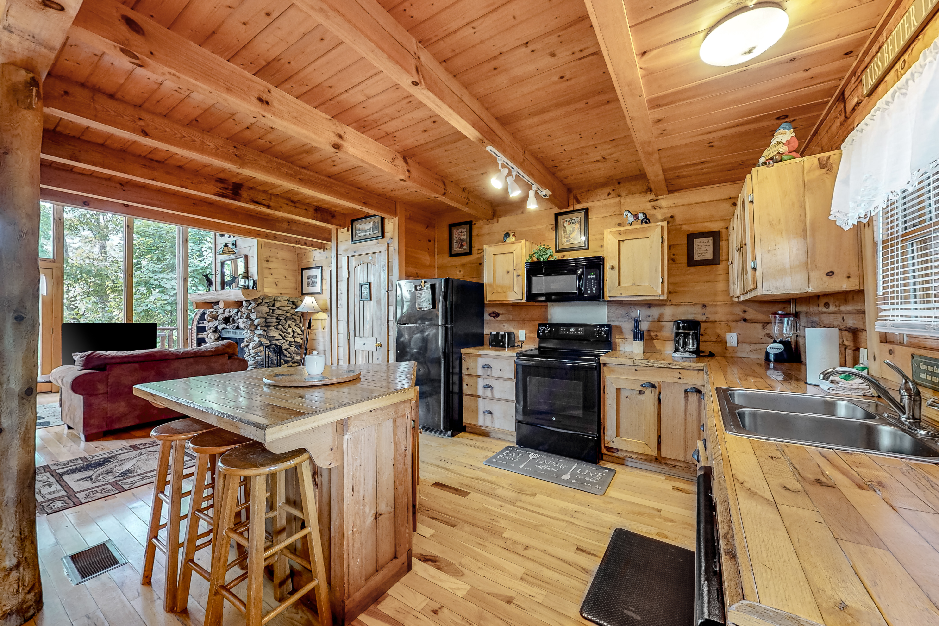 Cabin W Private Hot Tub, Sleeps 14・Mountain Views