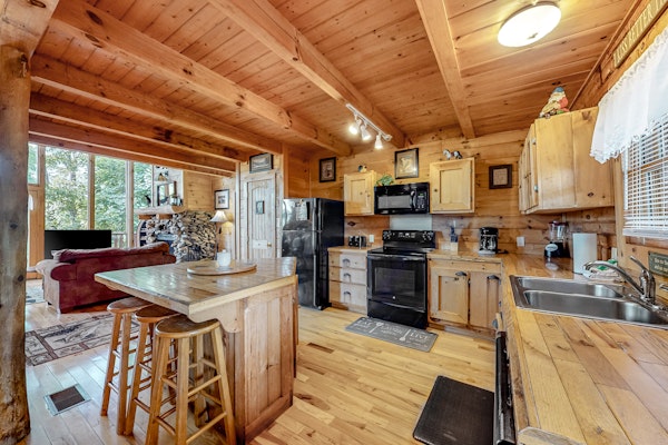 Cabin W Private Hot Tub, Sleeps 14・Mountain Views