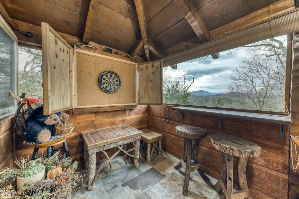 Cozy Cabin W Wooded View, Sleeps 6・Near Downtown