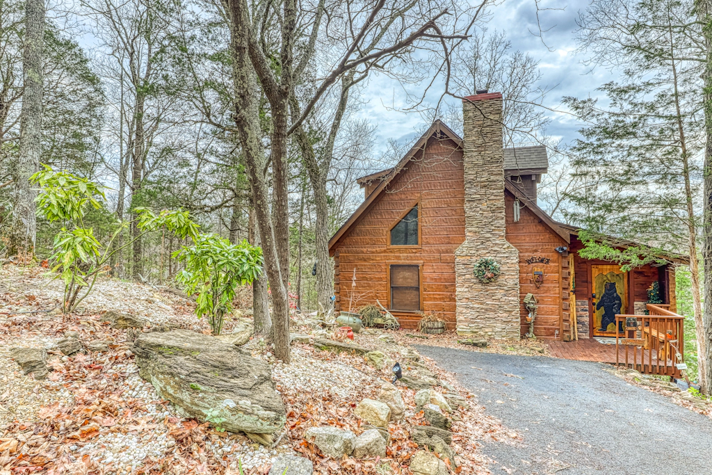 Cozy Cabin W Wooded View, Sleeps 6・Near Downtown