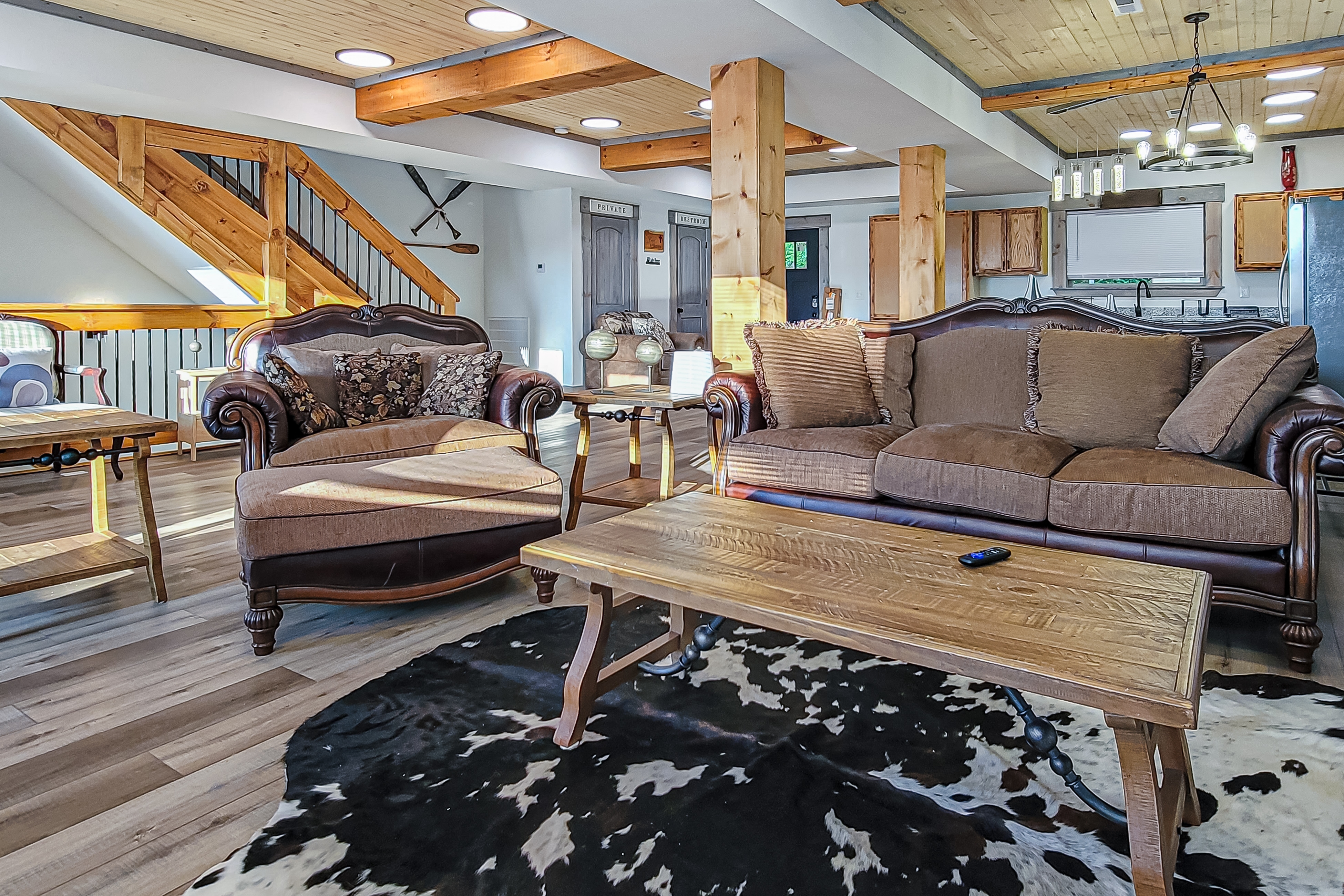 Beautiful Lakefront Home・Game room・Movie Room