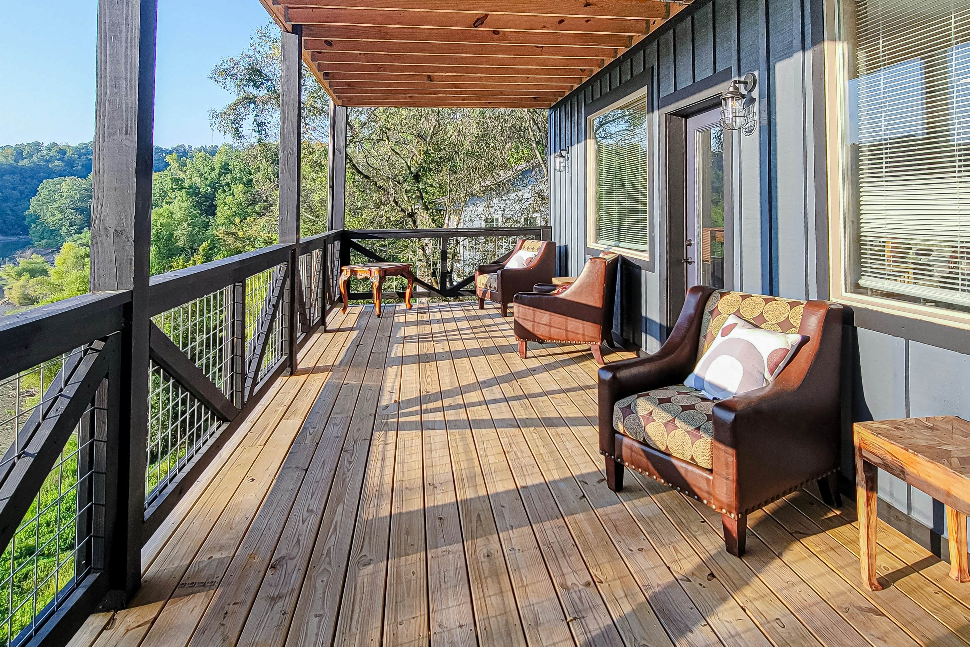 Beautiful Lakefront Home・Game room・Movie Room