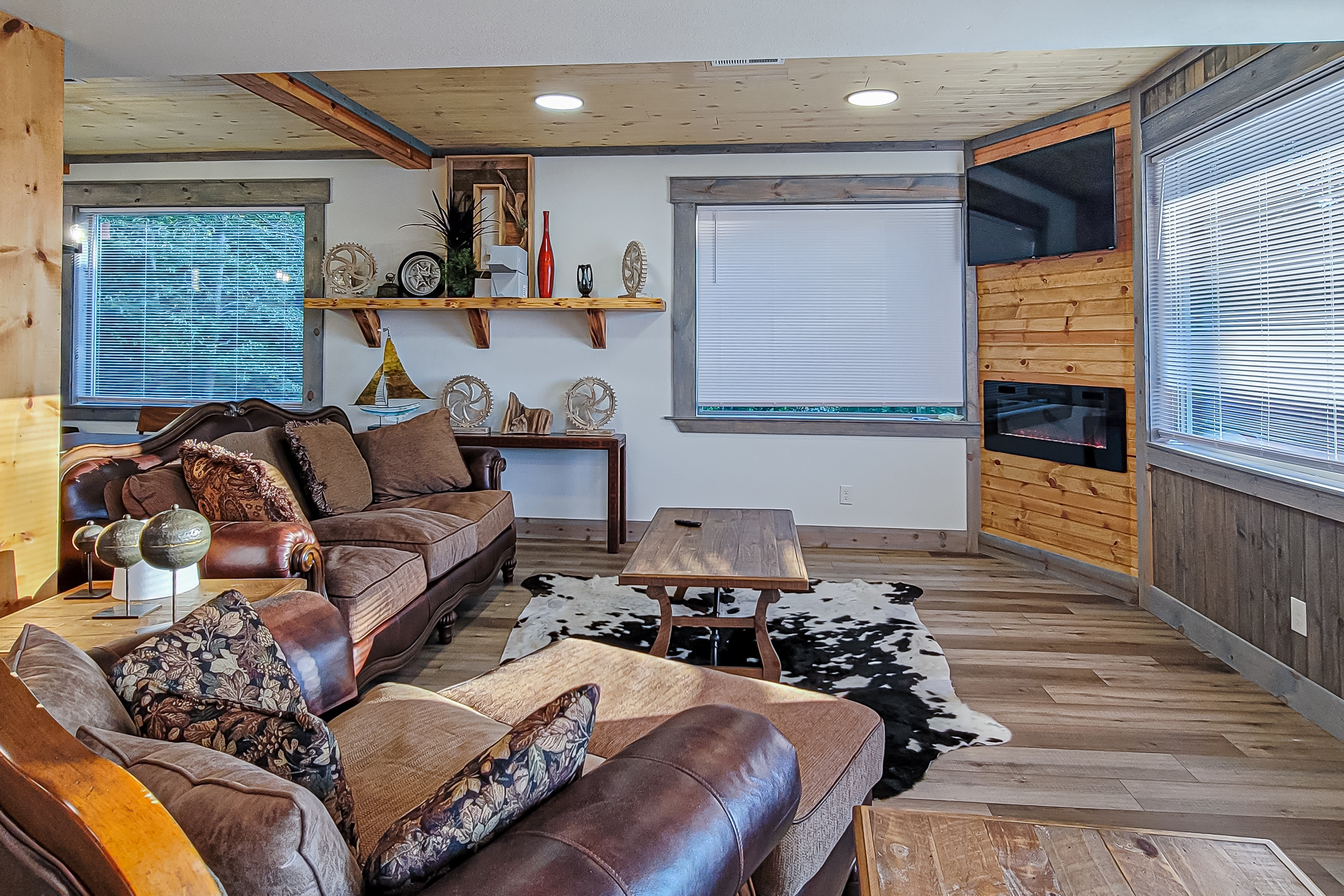 Beautiful Lakefront Home・Game room・Movie Room