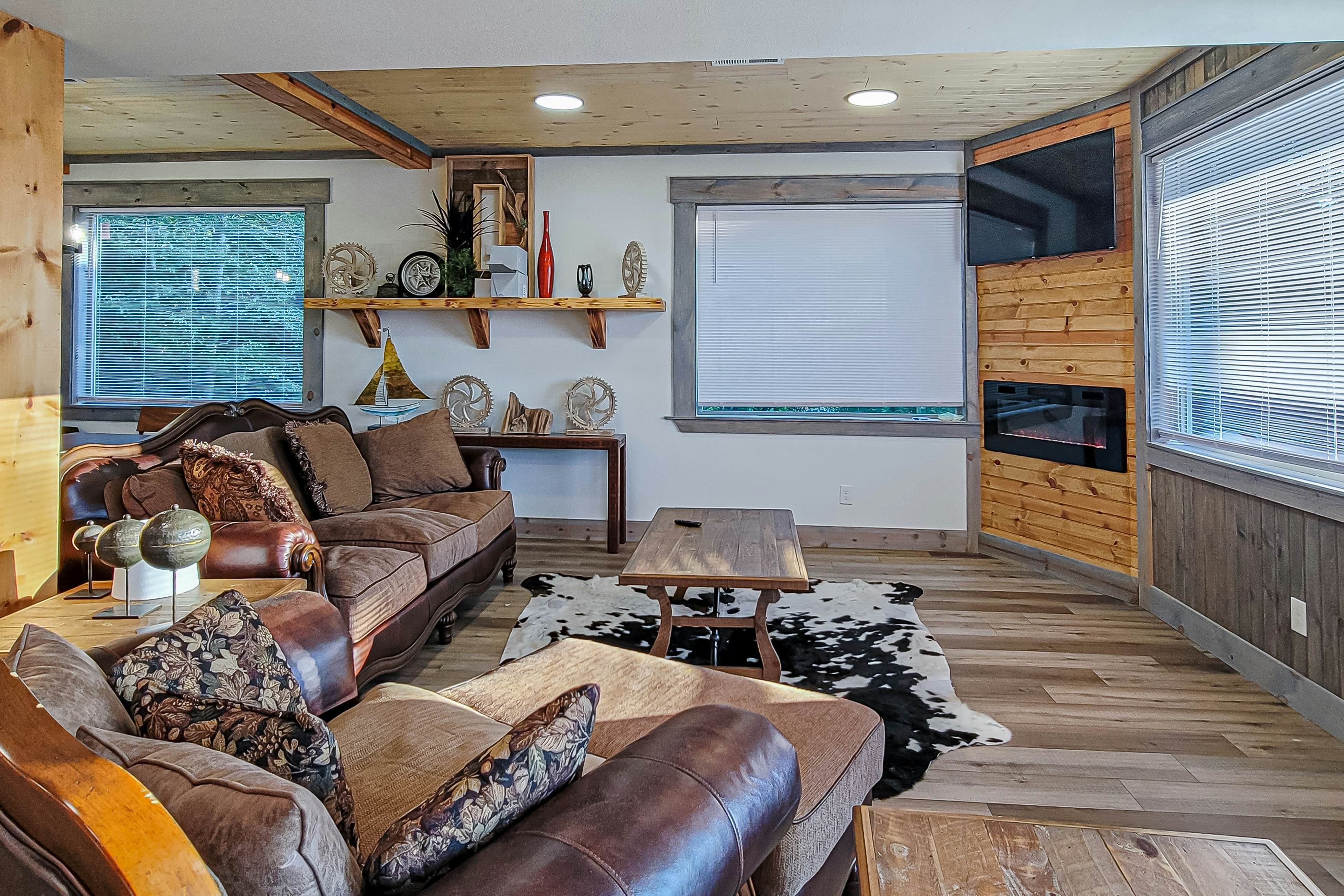 Beautiful Lakefront Home・Game room・Movie Room