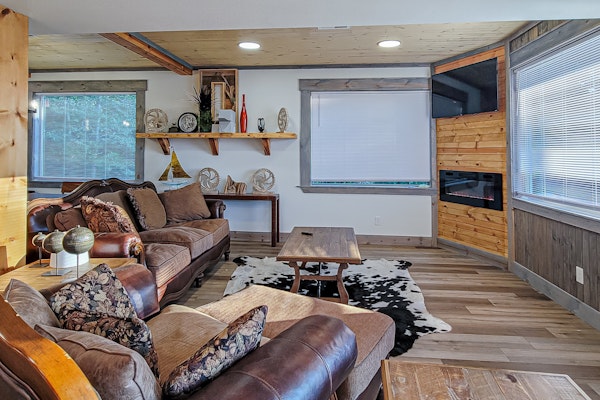 Beautiful Lakefront Home・Game room・Movie Room