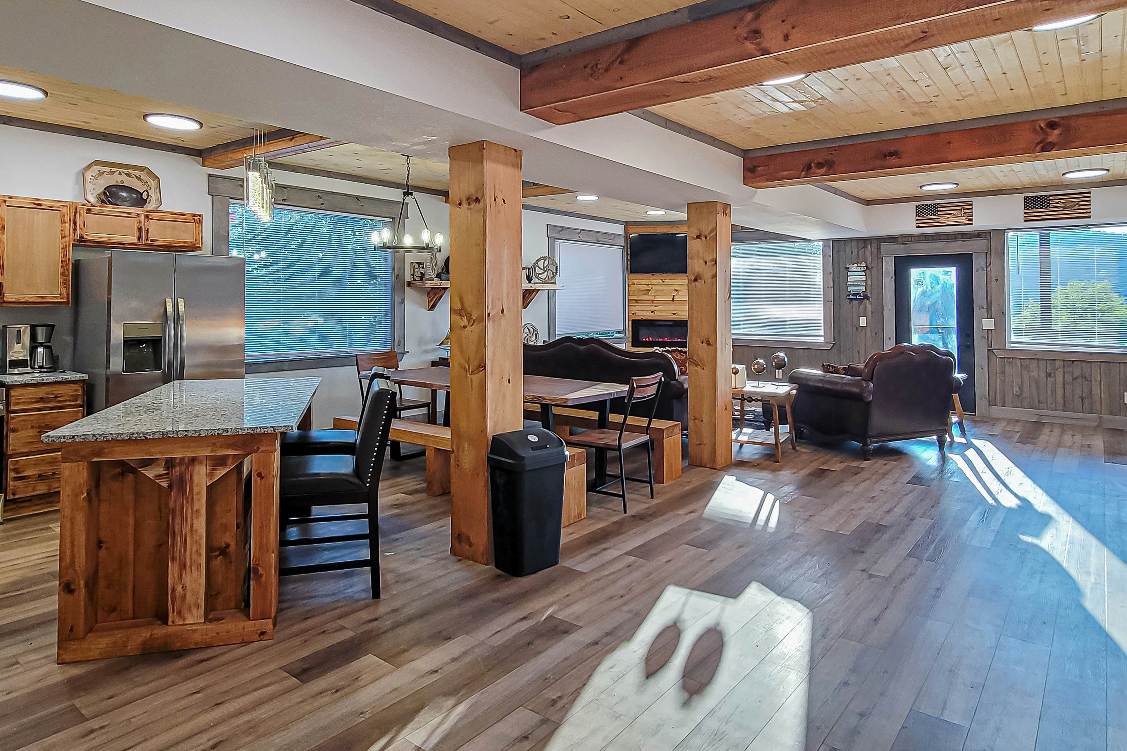 Beautiful Lakefront Home・Game room・Movie Room