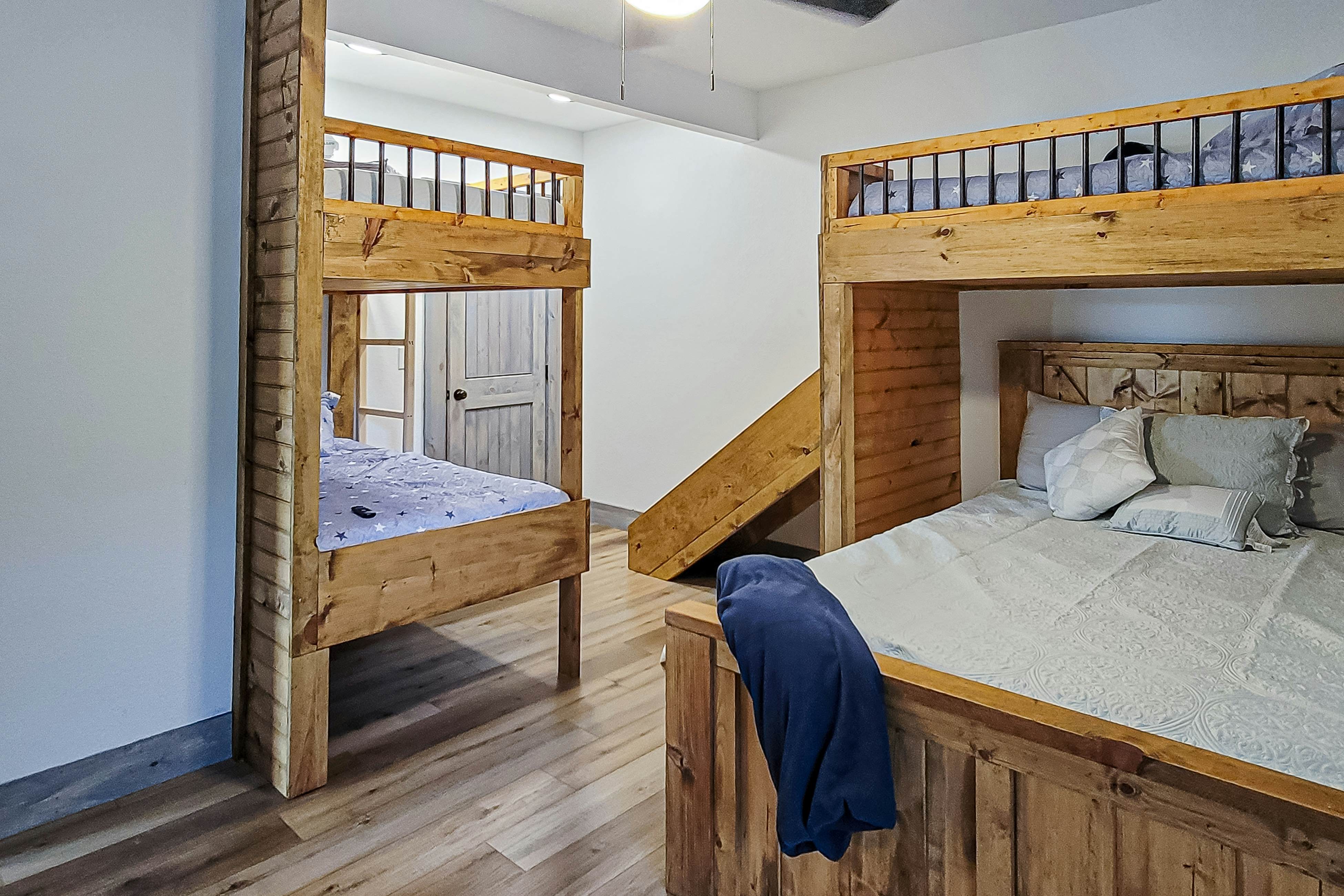 Beautiful Lakefront Home・Game room・Movie Room