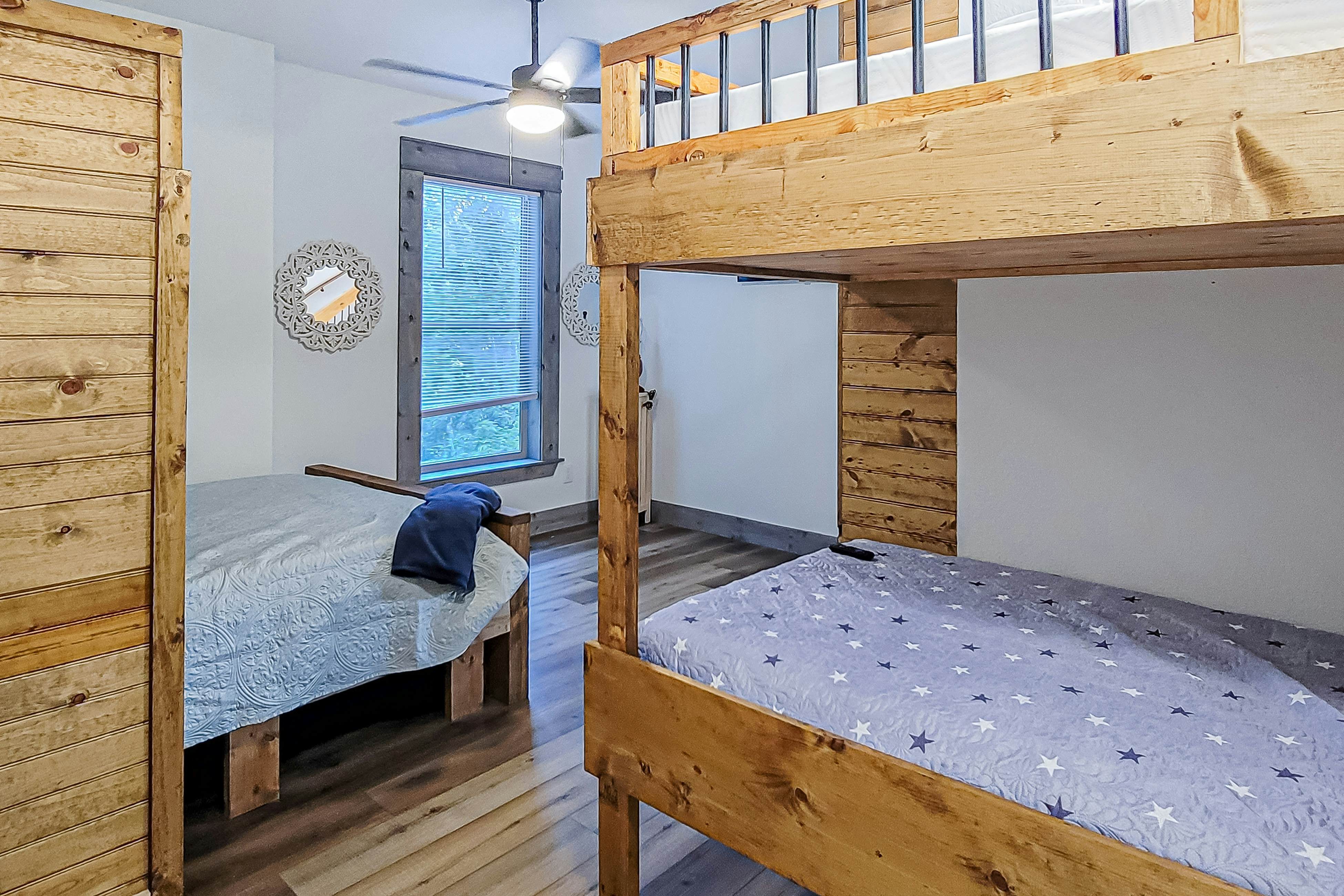 Beautiful Lakefront Home・Game room・Movie Room