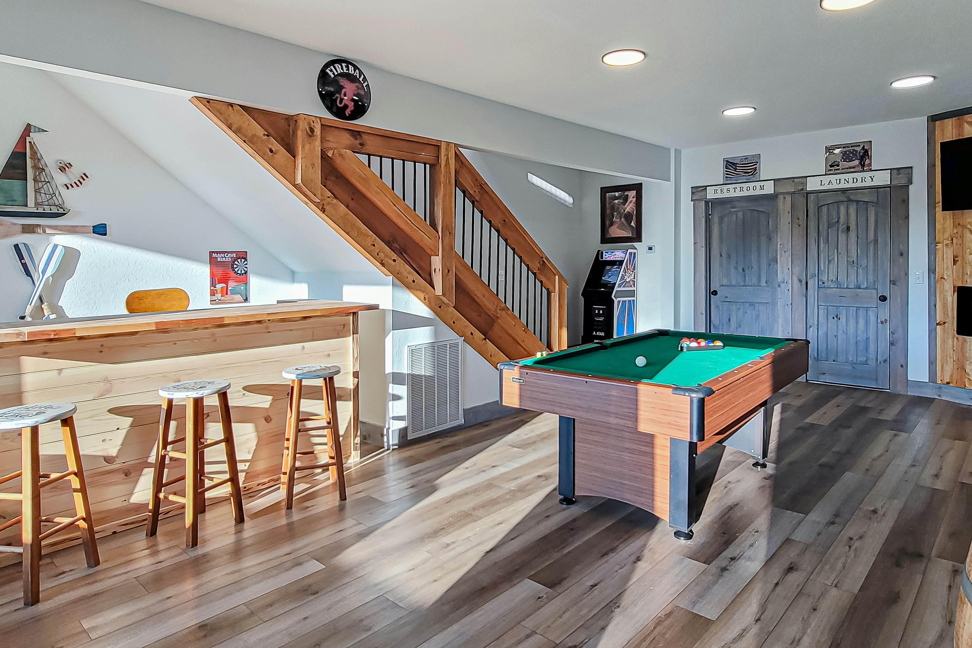 Beautiful Lakefront Home・Game room・Movie Room