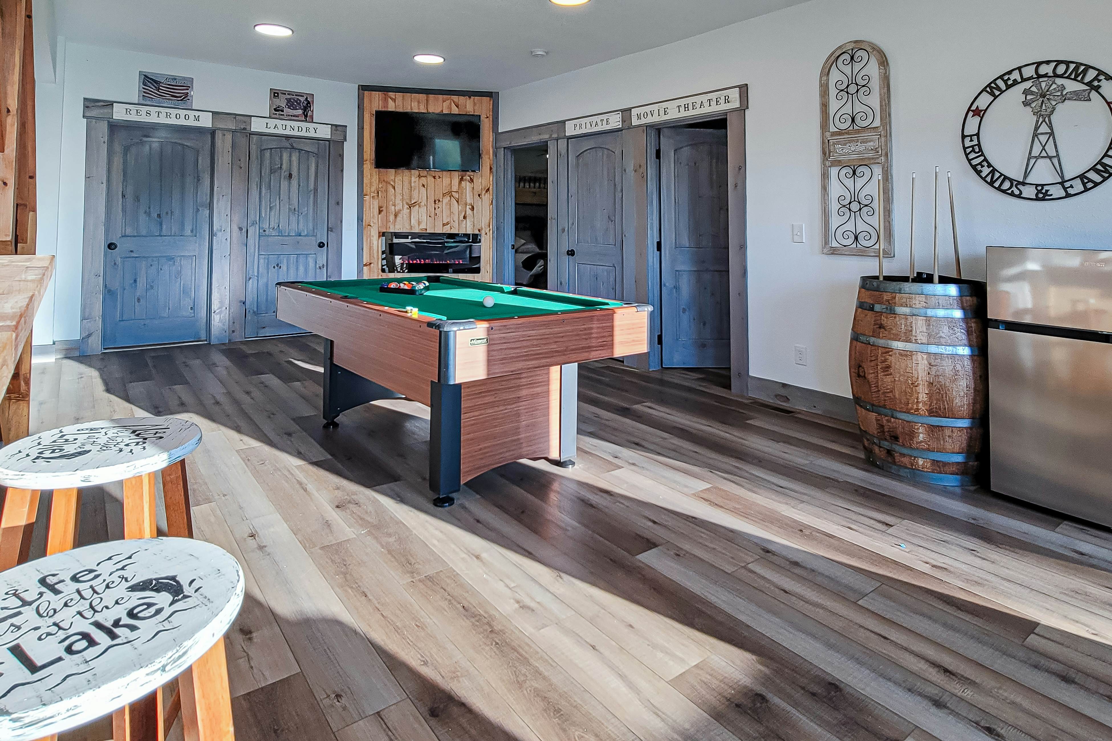 Beautiful Lakefront Home・Game room・Movie Room