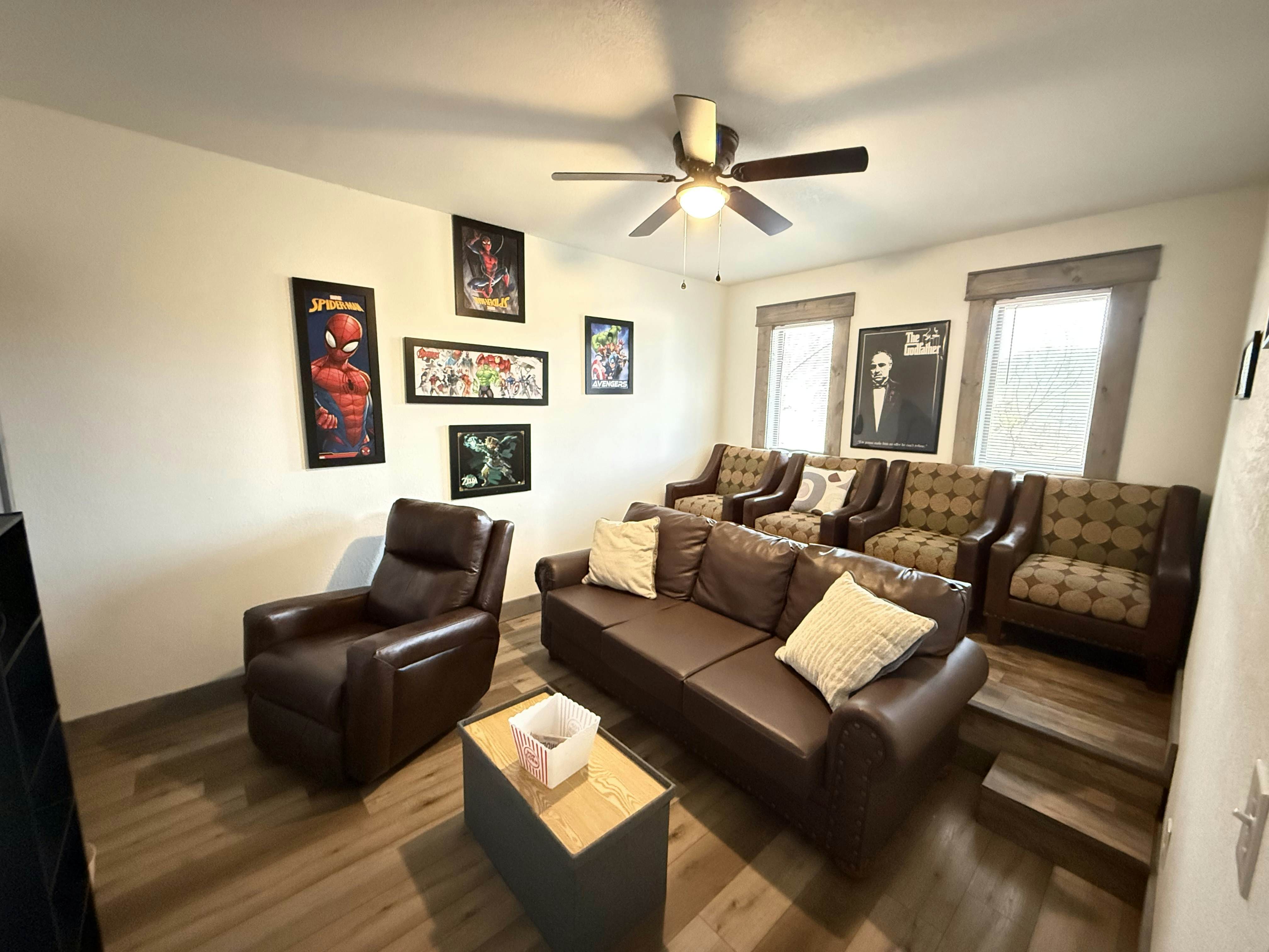 Beautiful Lakefront Home・Game room・Movie Room