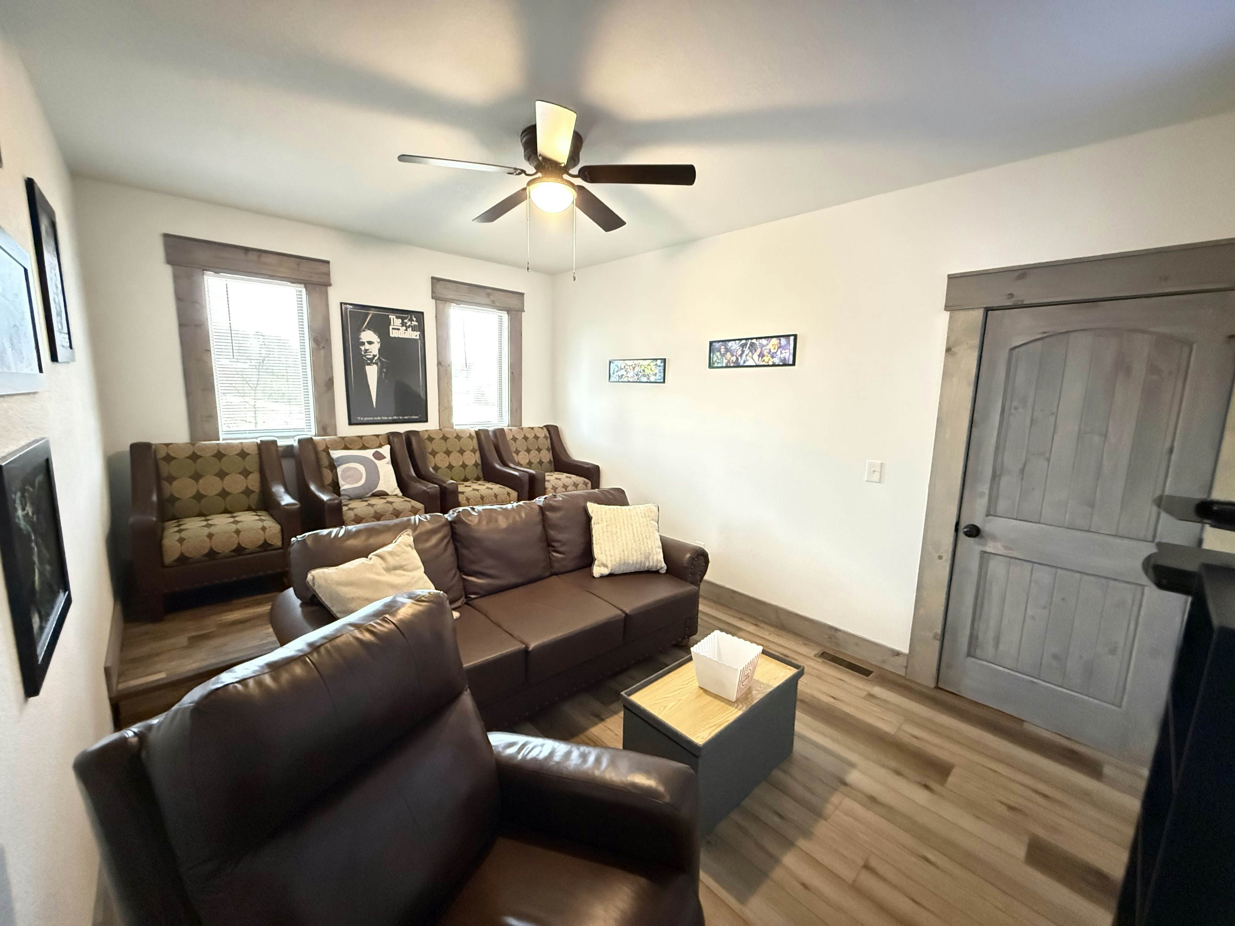 Beautiful Lakefront Home・Game room・Movie Room