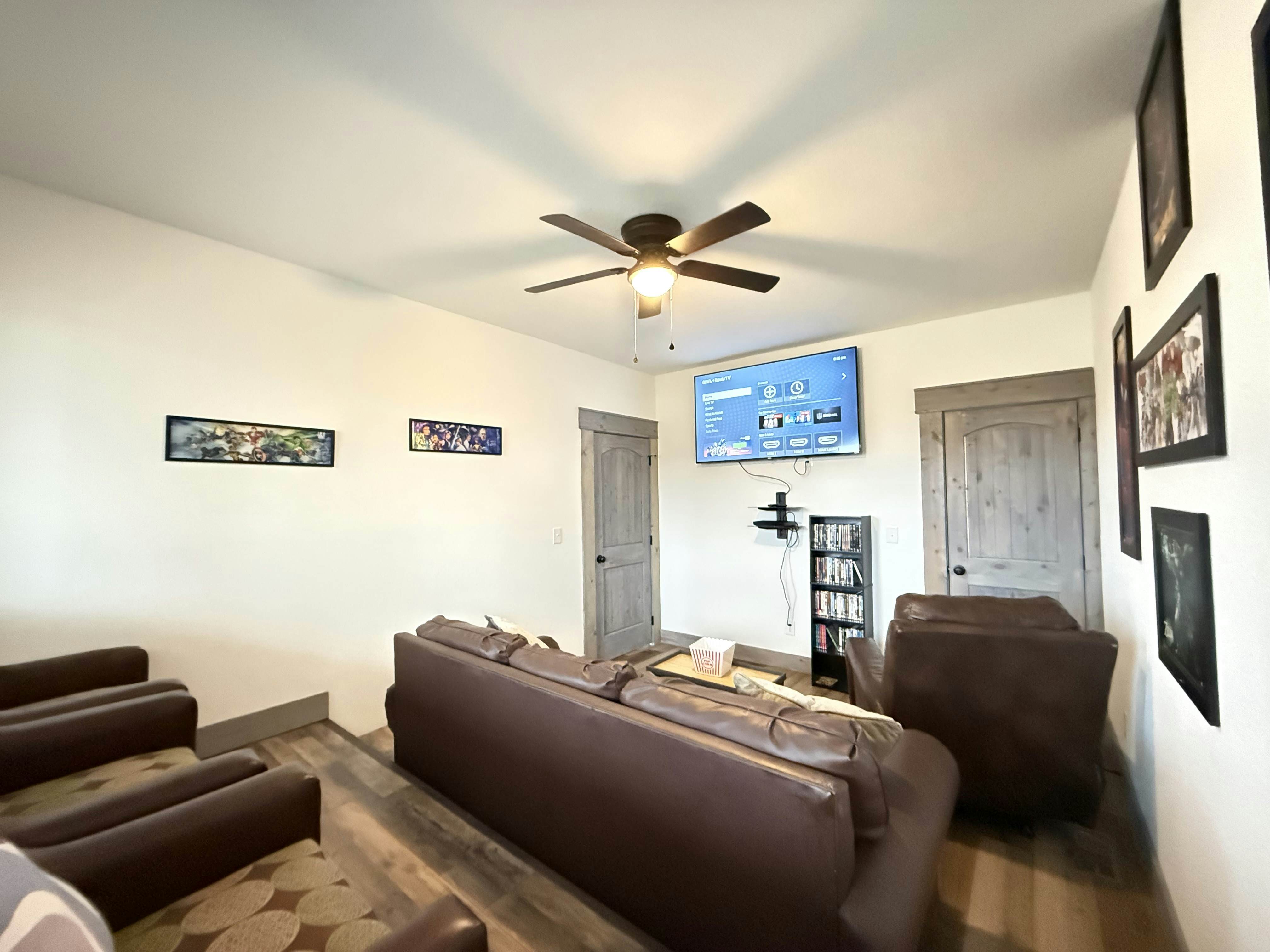 Beautiful Lakefront Home・Game room・Movie Room