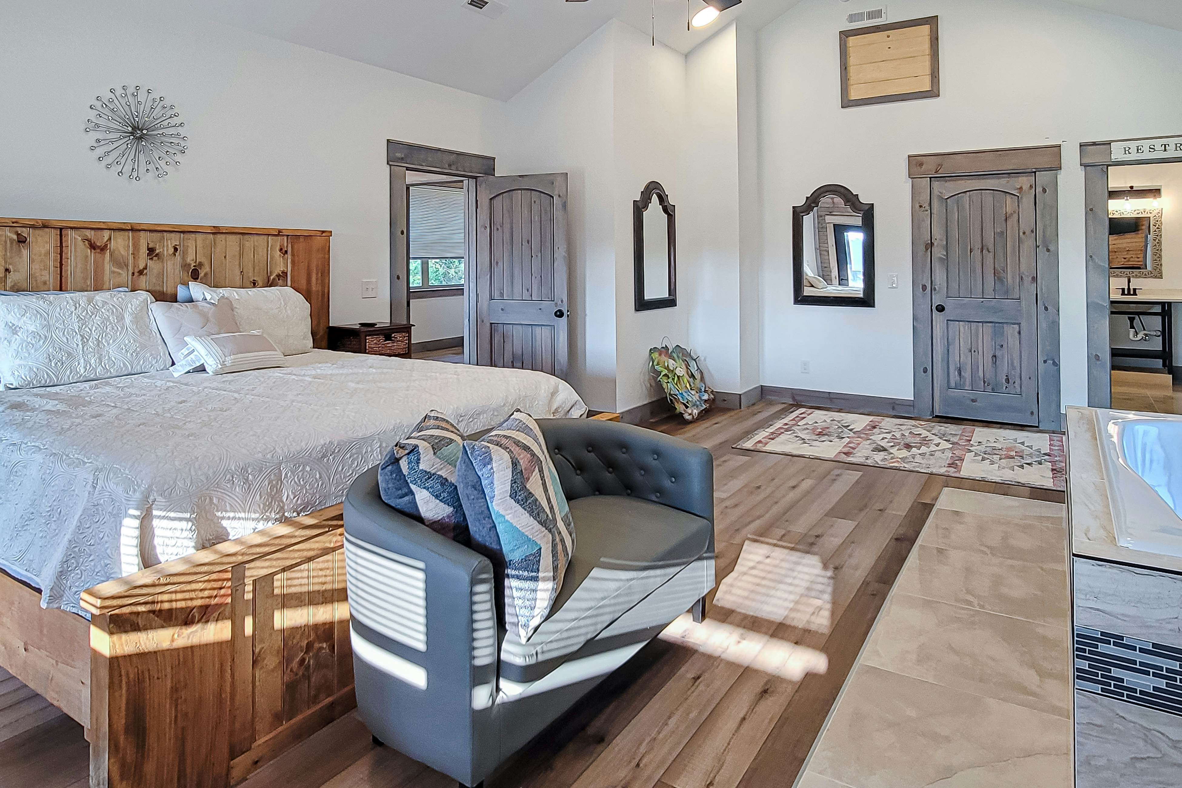 Beautiful Lakefront Home・Game room・Movie Room