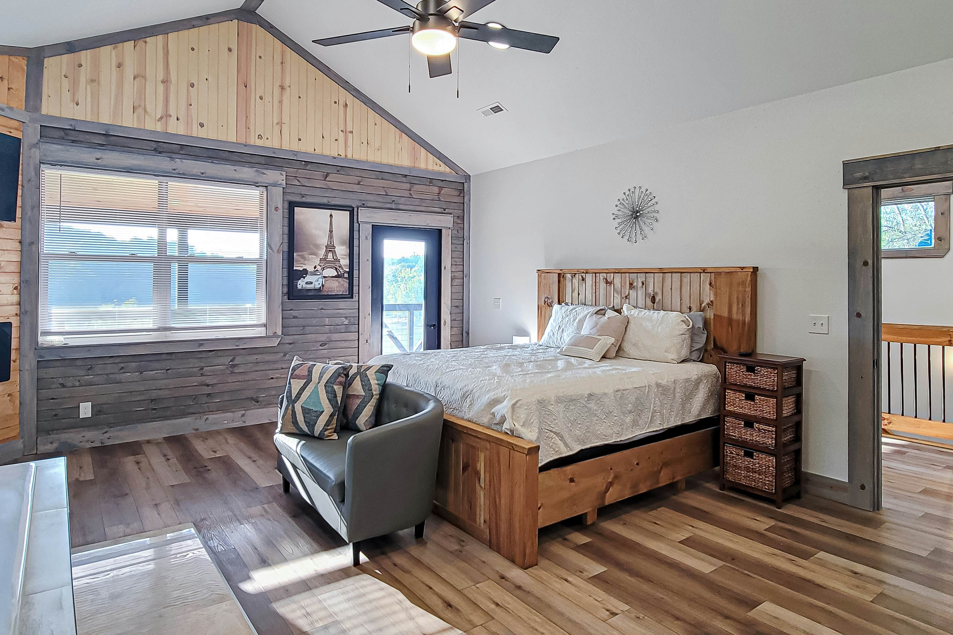 Beautiful Lakefront Home・Game room・Movie Room