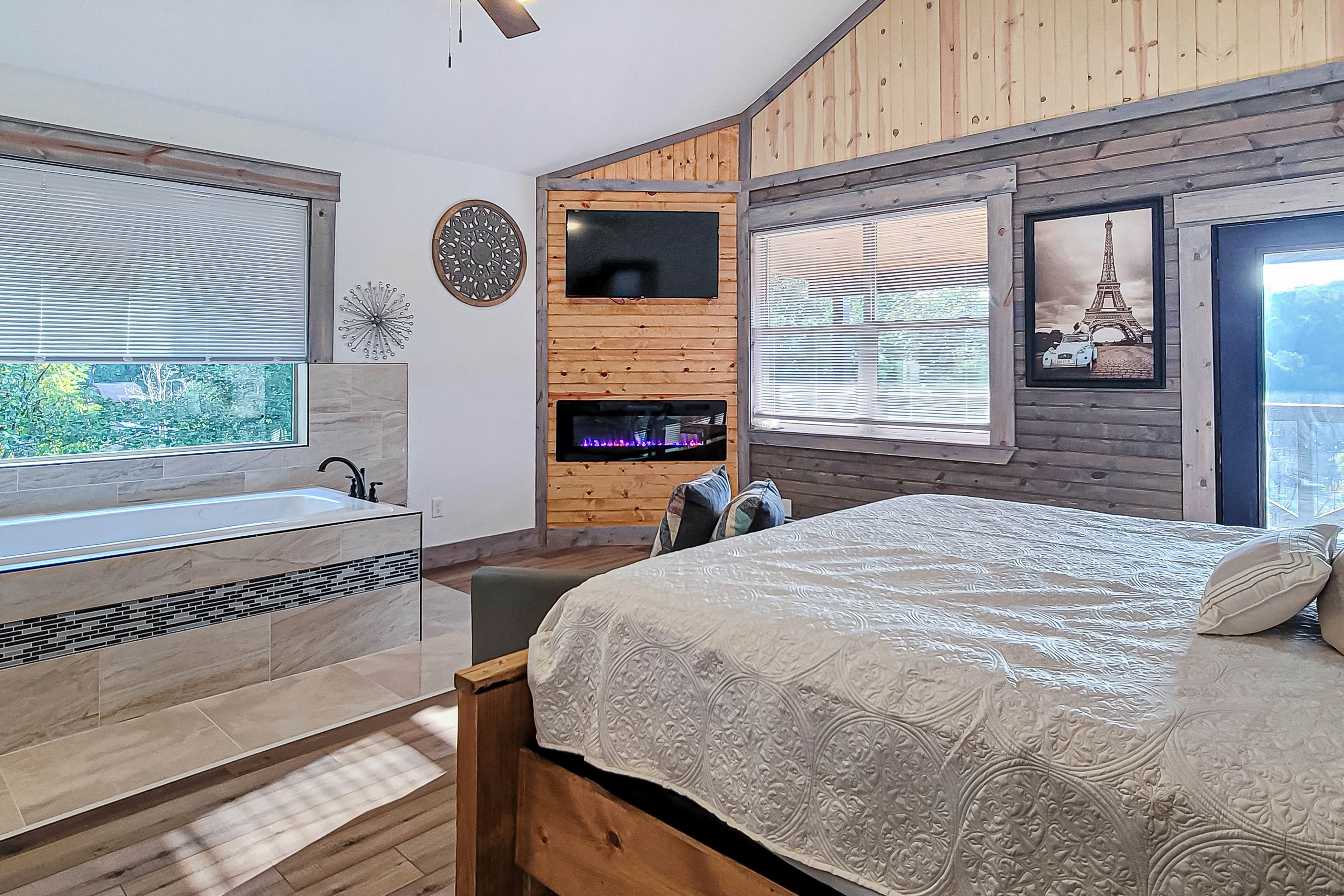 Beautiful Lakefront Home・Game room・Movie Room