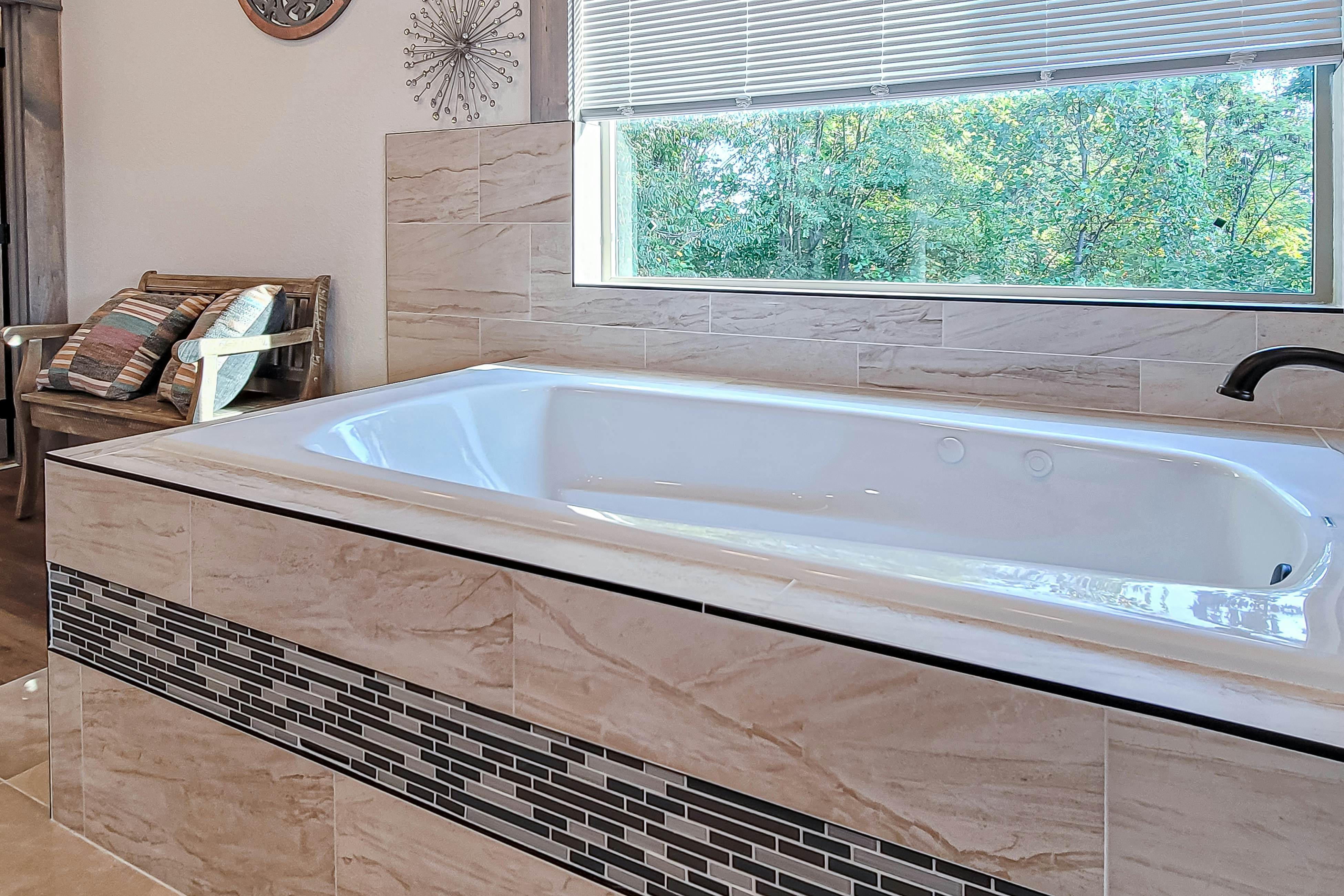 Beautiful Lakefront Home・Game room・Movie Room