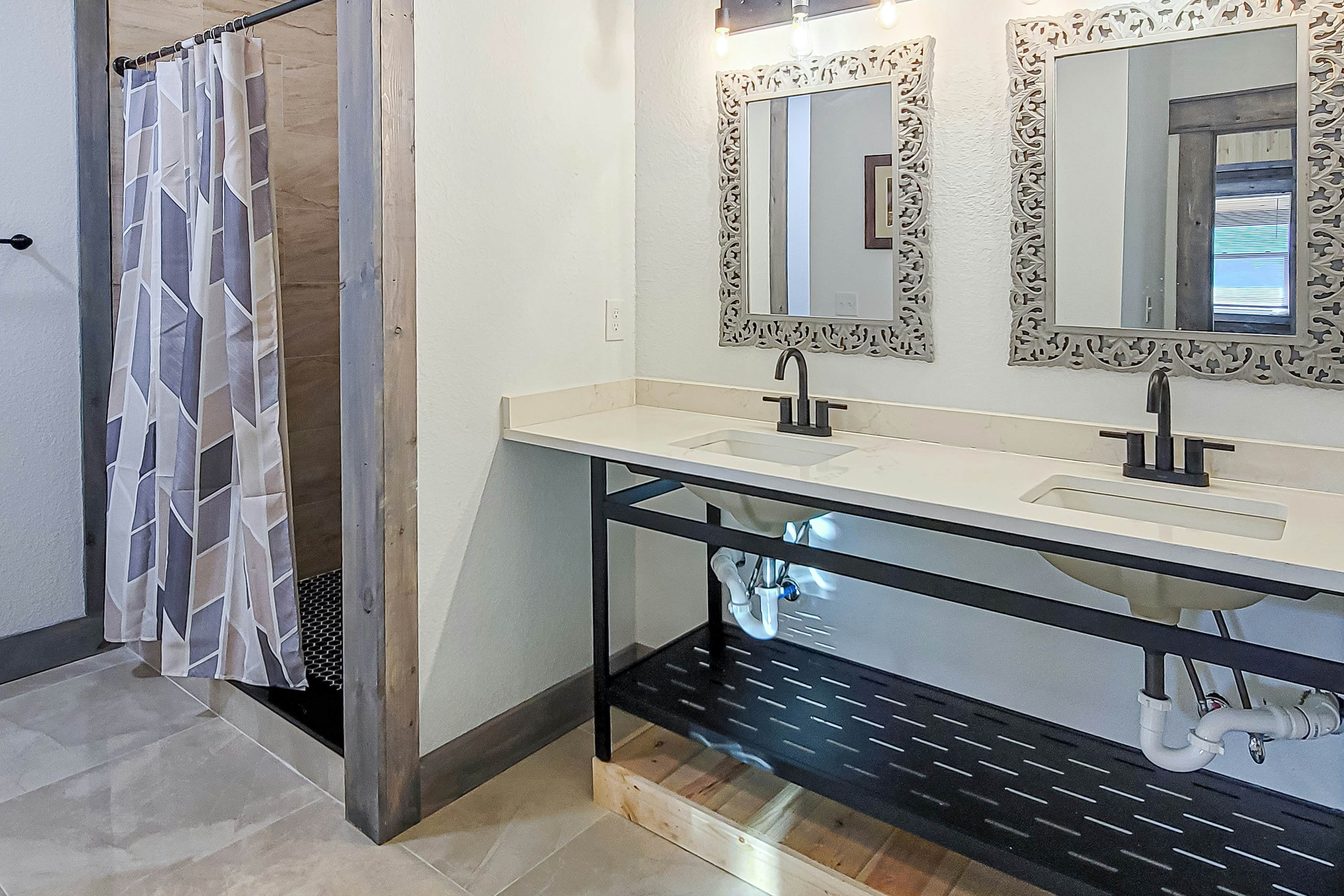 Beautiful Lakefront Home・Game room・Movie Room