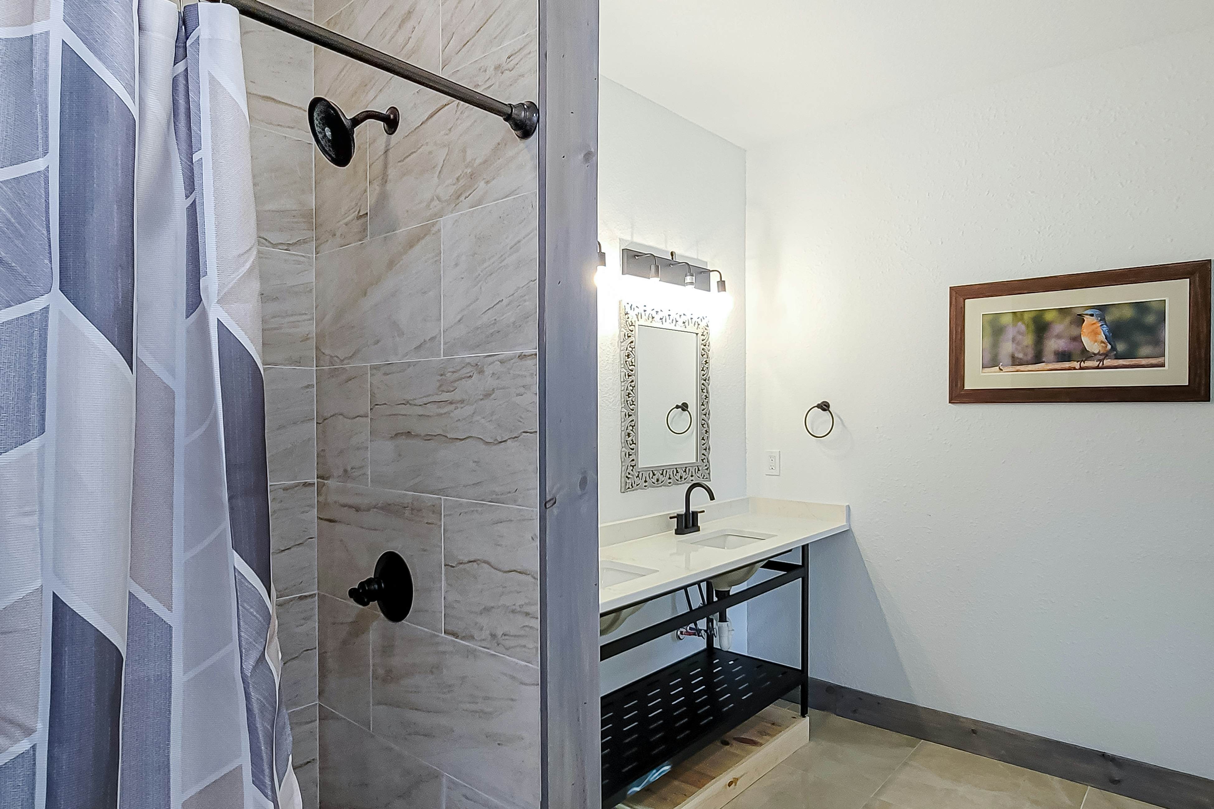 Beautiful Lakefront Home・Game room・Movie Room