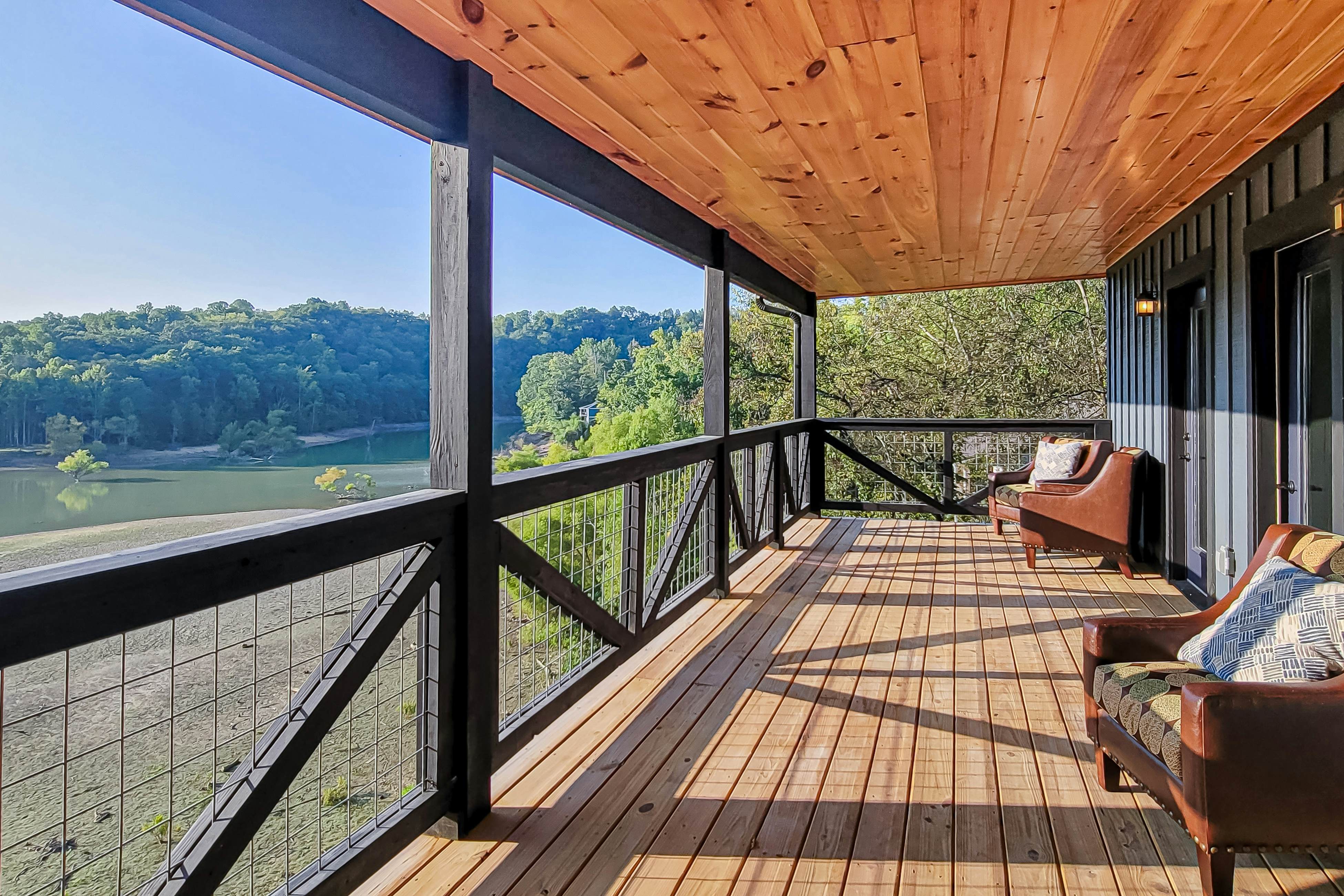 Beautiful Lakefront Home・Game room・Movie Room