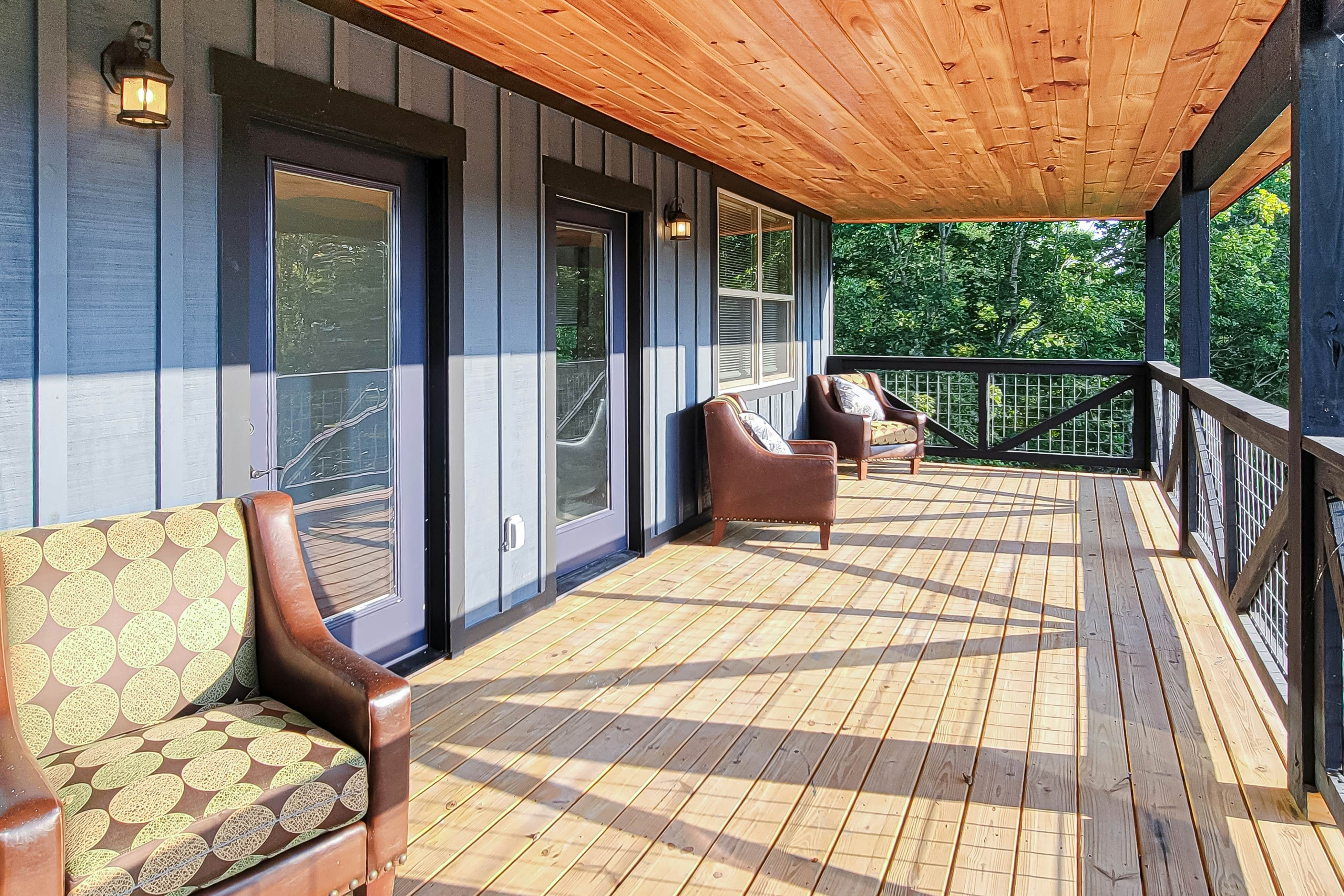 Beautiful Lakefront Home・Game room・Movie Room