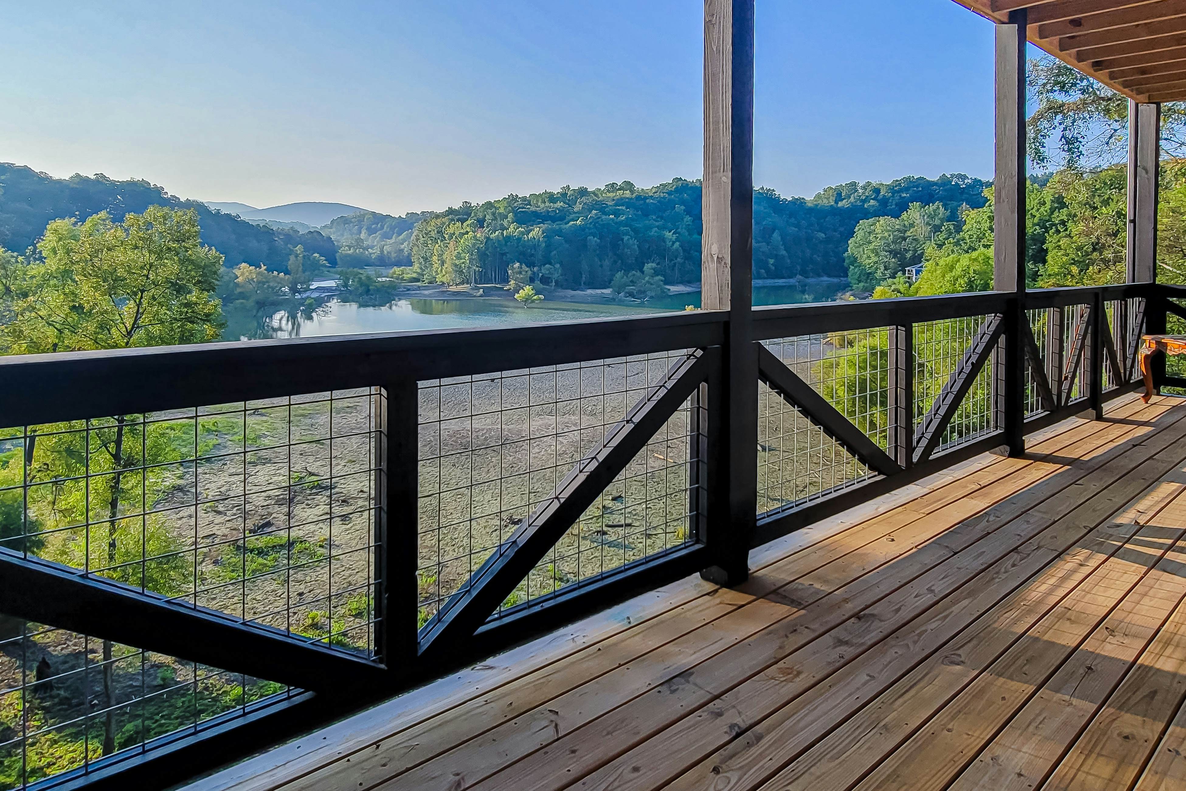 Beautiful Lakefront Home・Game room・Movie Room