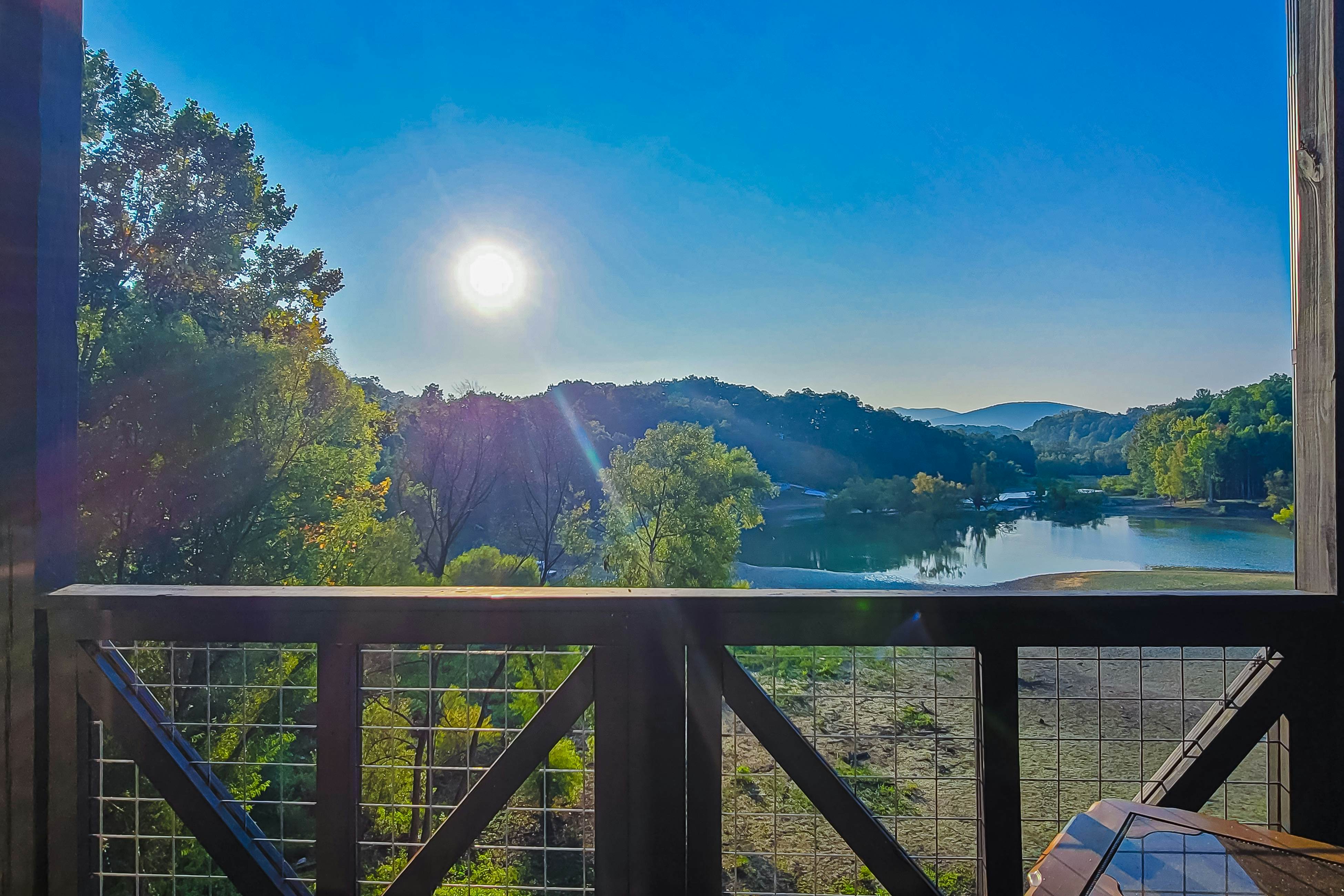 Beautiful Lakefront Home・Game room・Movie Room