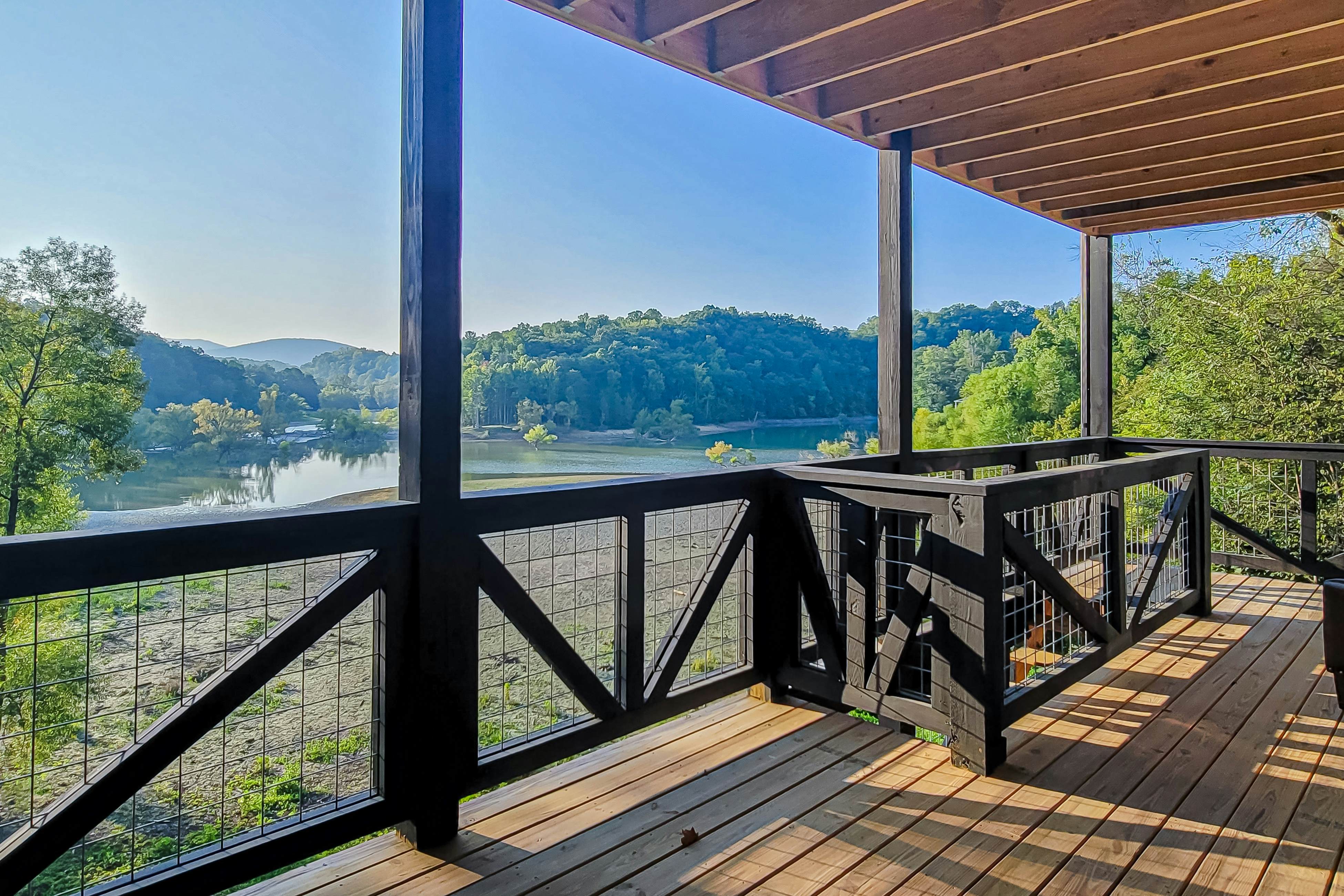 Beautiful Lakefront Home・Game room・Movie Room