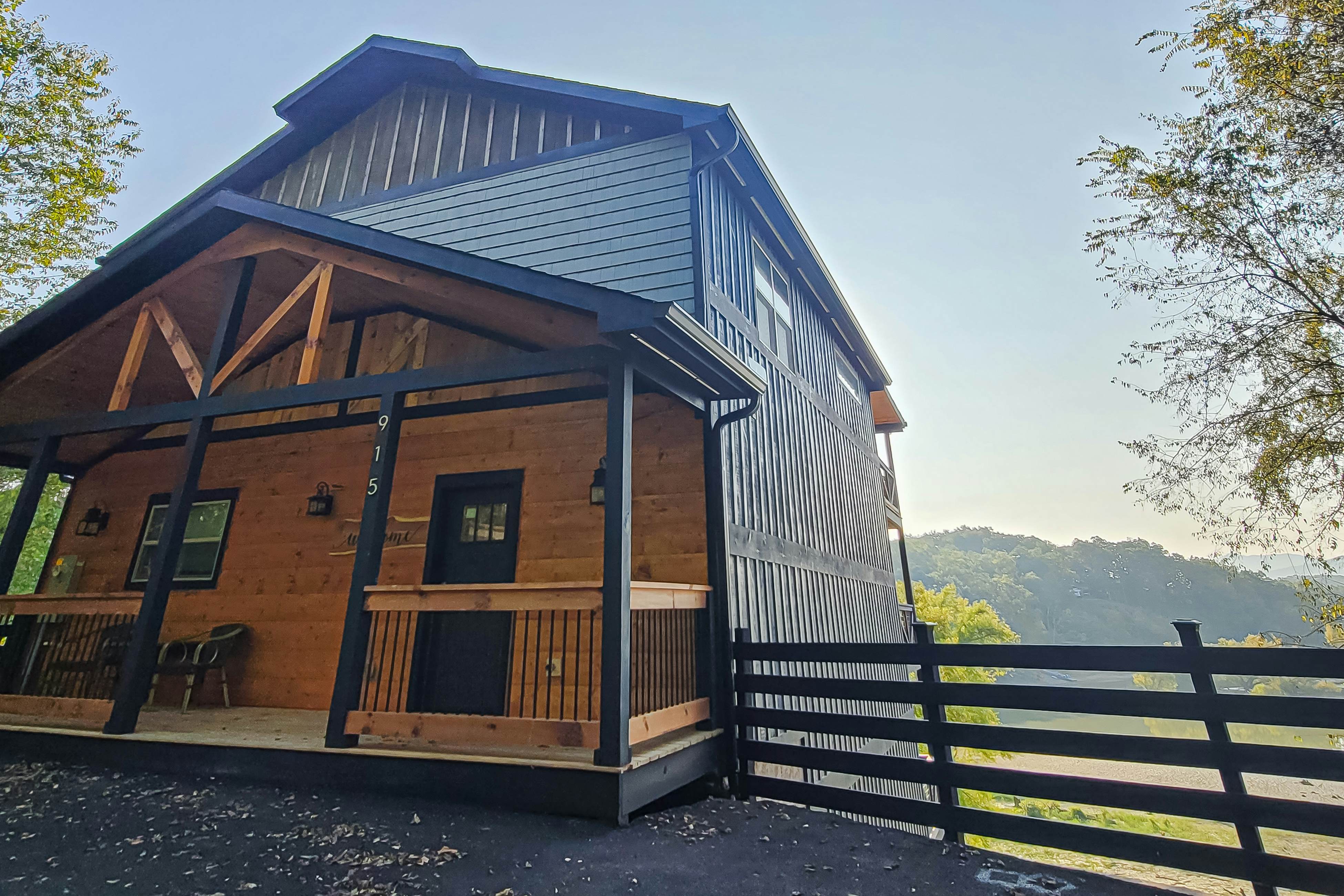 Beautiful Lakefront Home・Game room・Movie Room