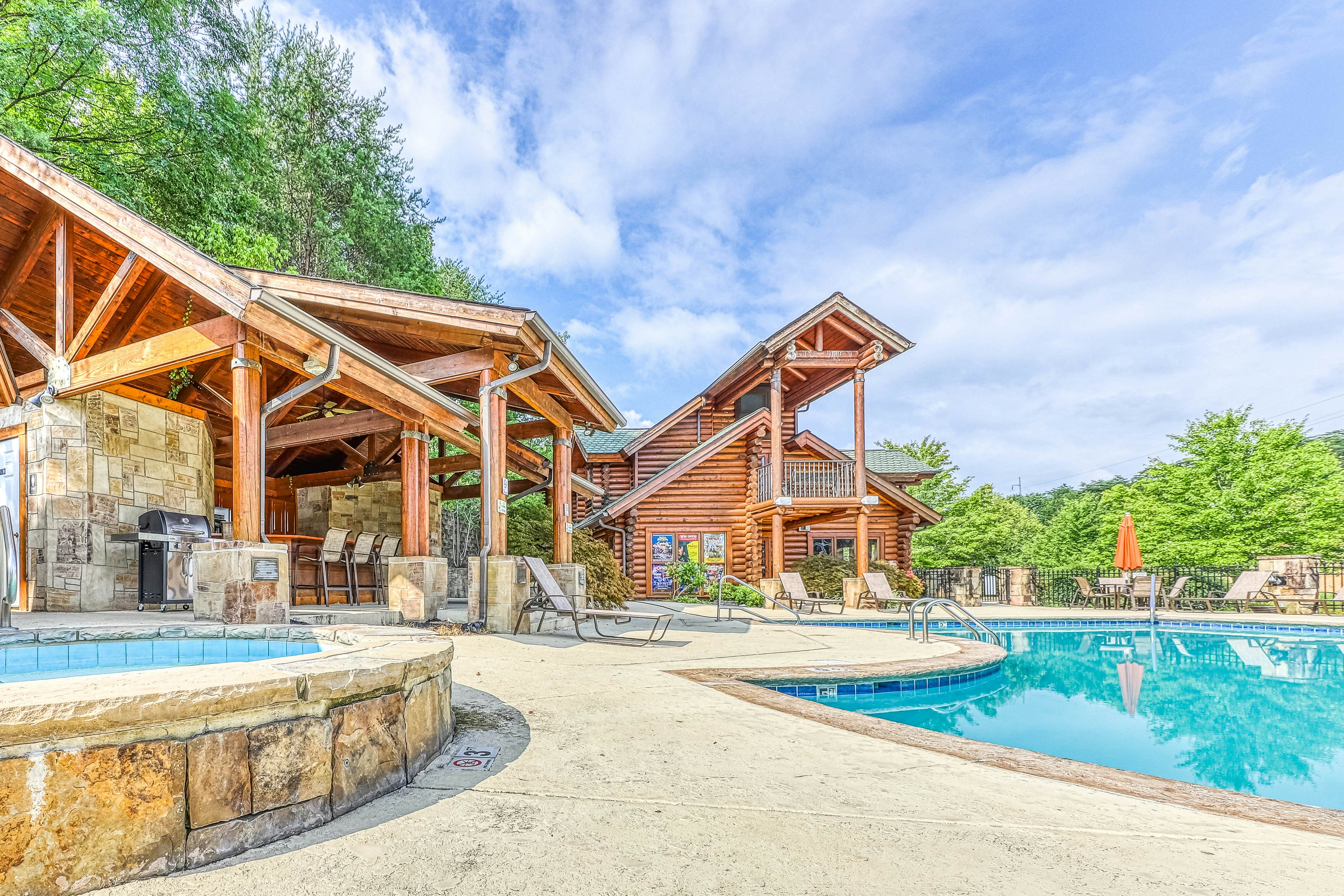 Golf Course condo w/ Free Attraction Tickets, fireplace, sauna, W/D & pool