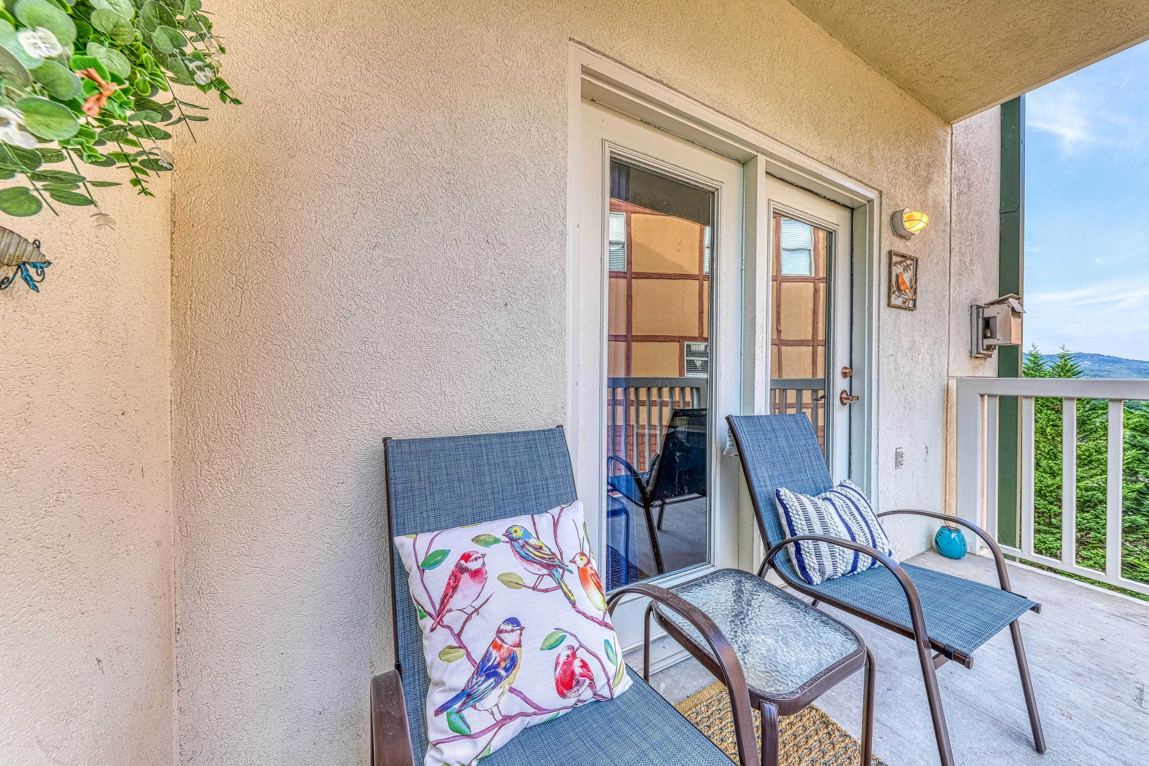 Golf Course condo w/ Free Attraction Tickets, fireplace, sauna, W/D & pool