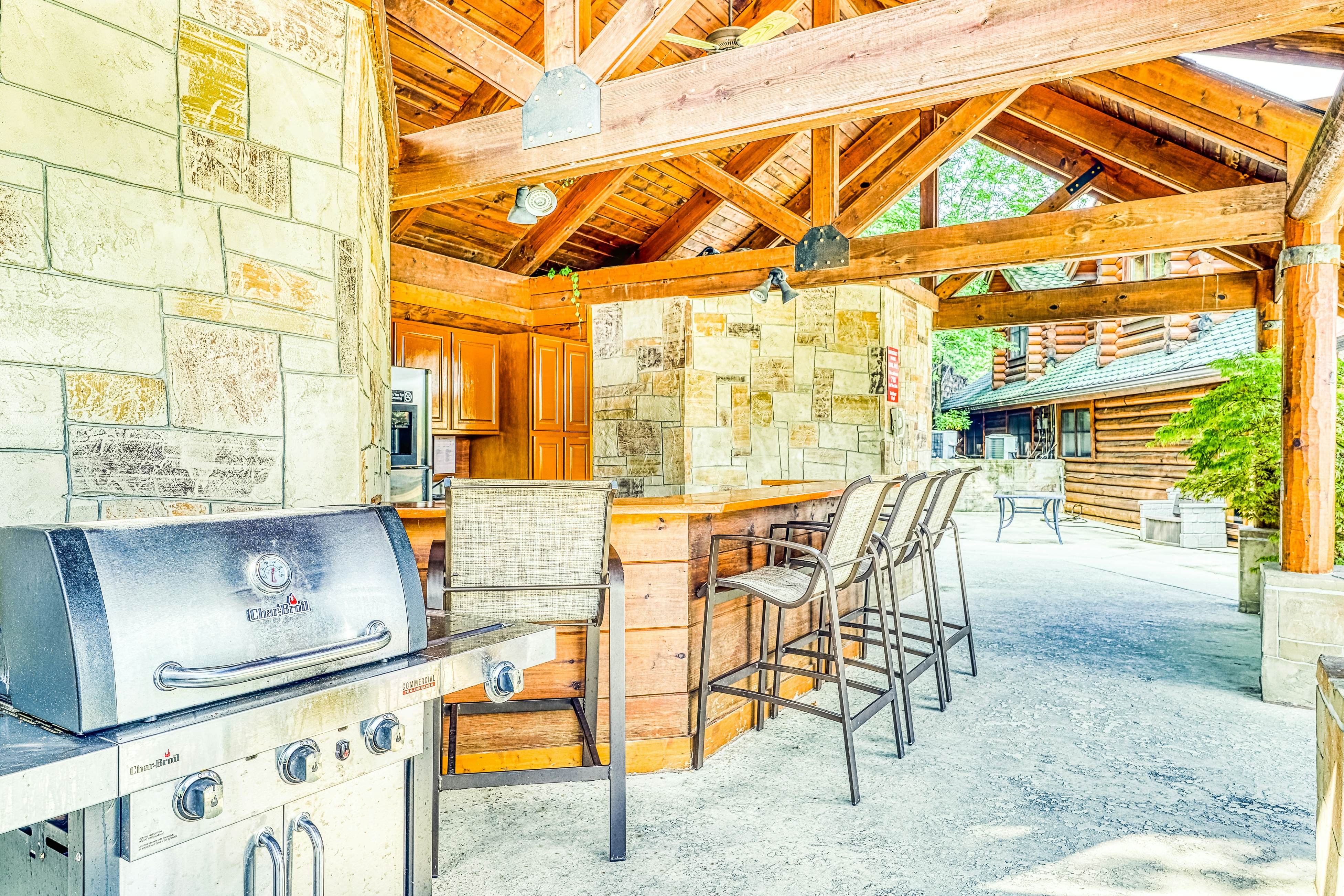 Golf Course condo w/ Free Attraction Tickets, fireplace, sauna, W/D & pool