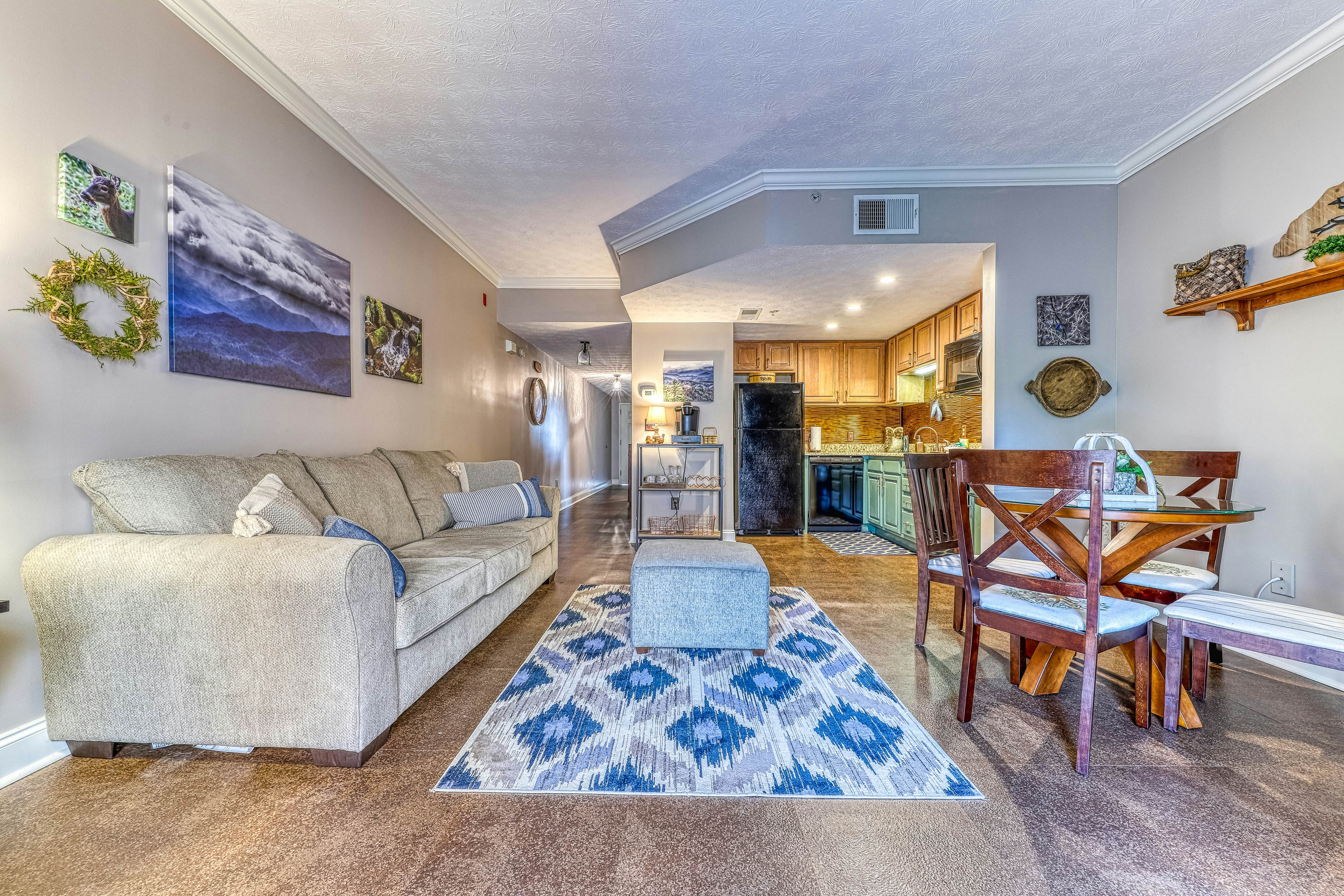 Golf Course condo w/ Free Attraction Tickets, fireplace, sauna, W/D & pool