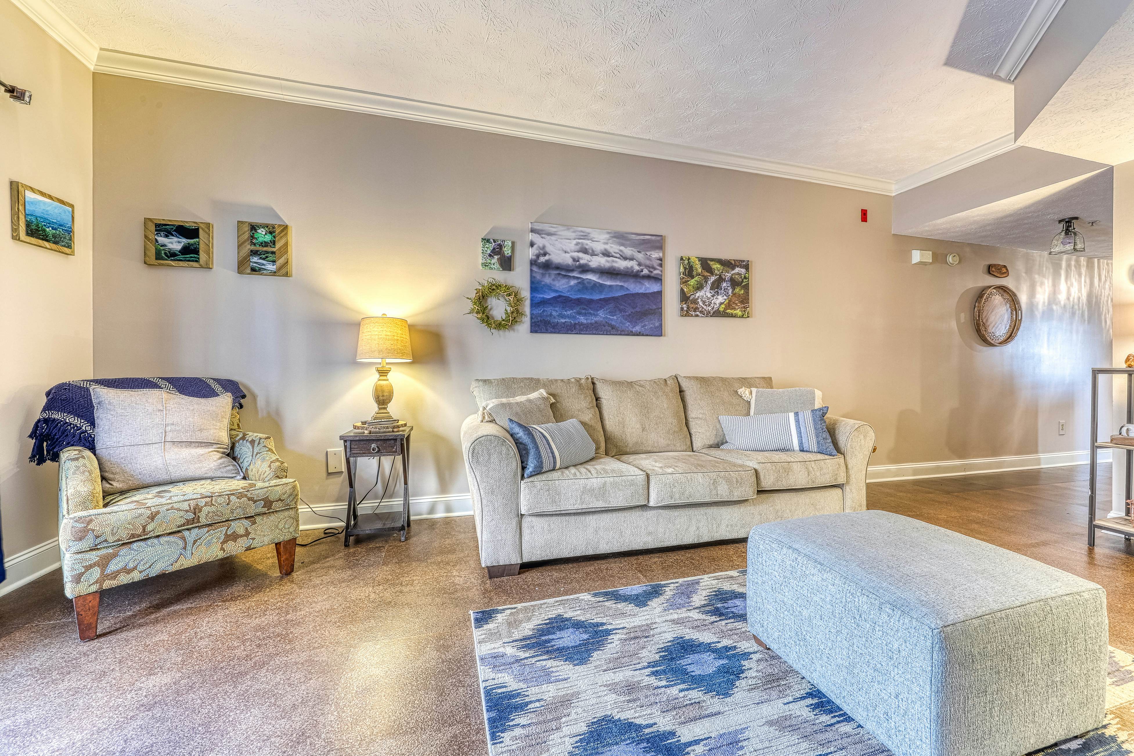 Golf Course condo w/ Free Attraction Tickets, fireplace, sauna, W/D & pool