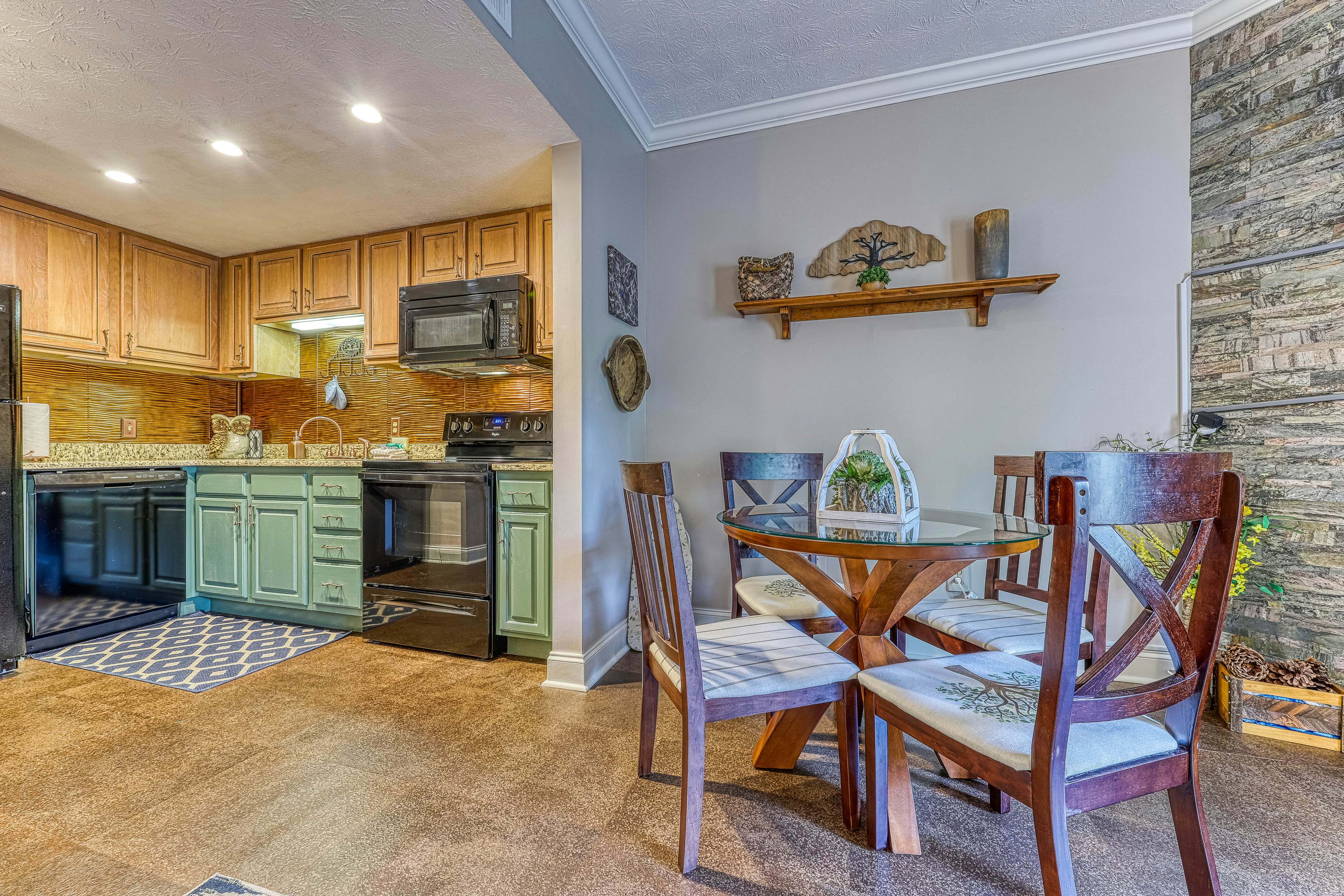 Golf Course condo w/ Free Attraction Tickets, fireplace, sauna, W/D & pool