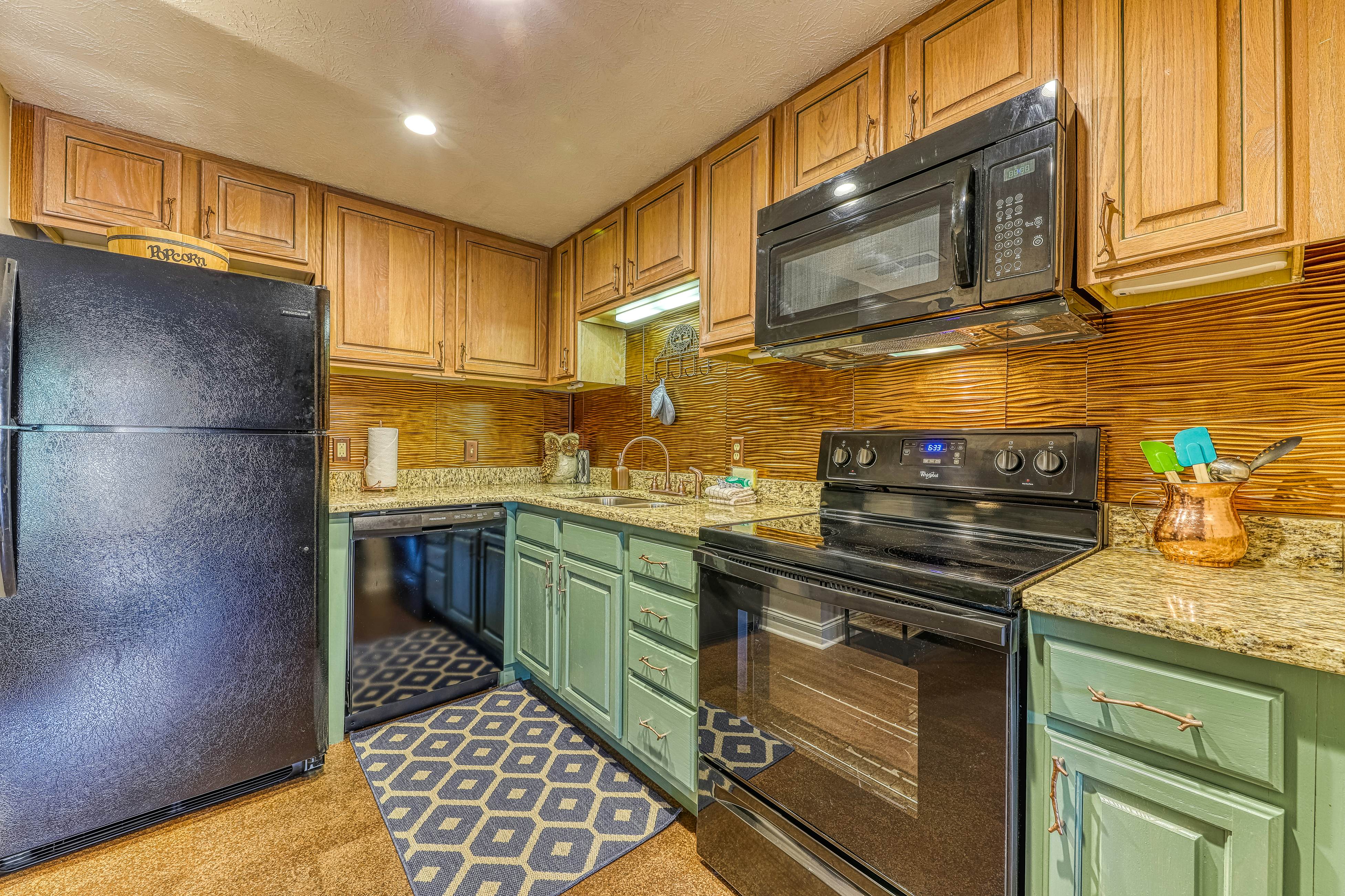 Golf Course condo w/ Free Attraction Tickets, fireplace, sauna, W/D & pool