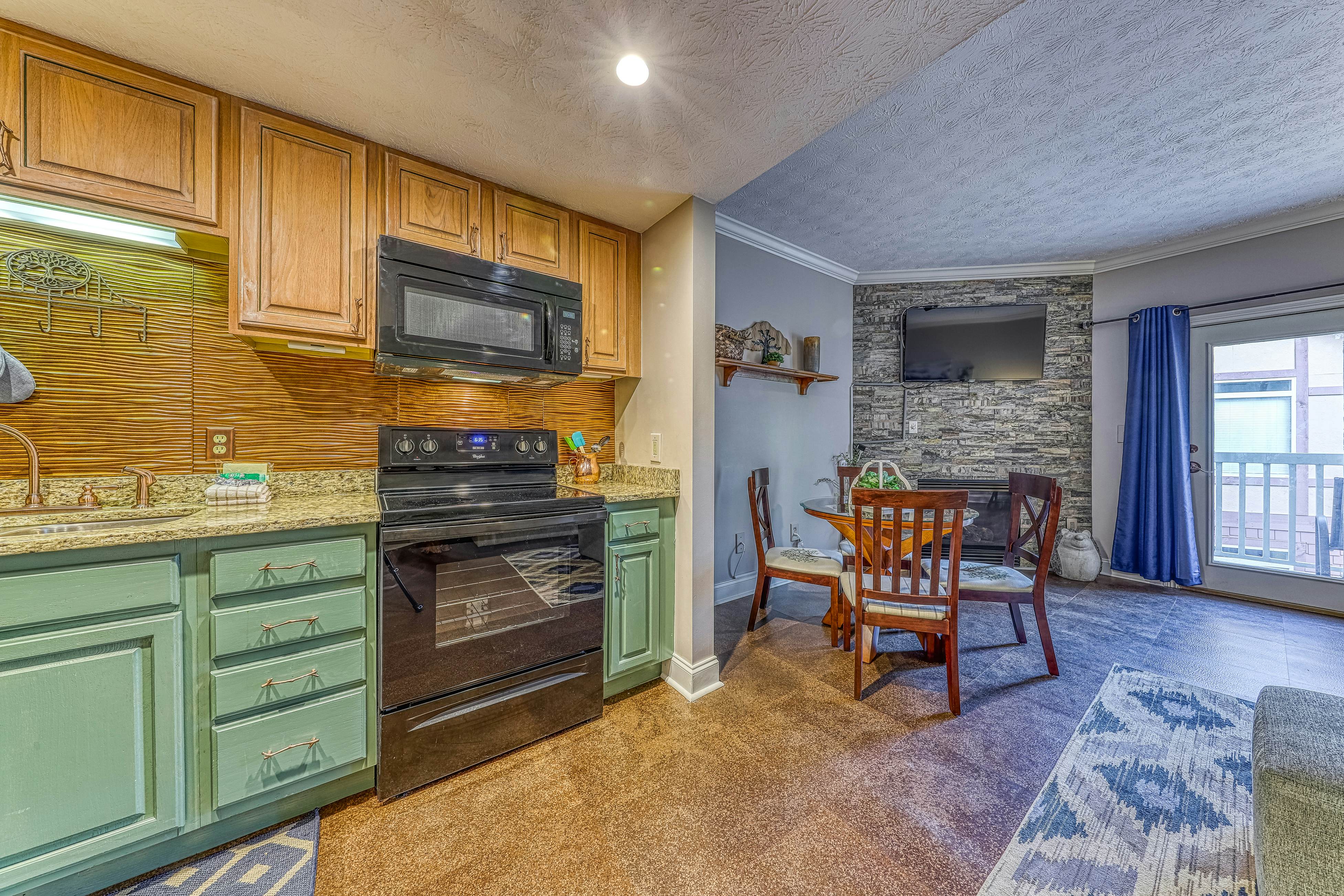 Golf Course condo w/ Free Attraction Tickets, fireplace, sauna, W/D & pool