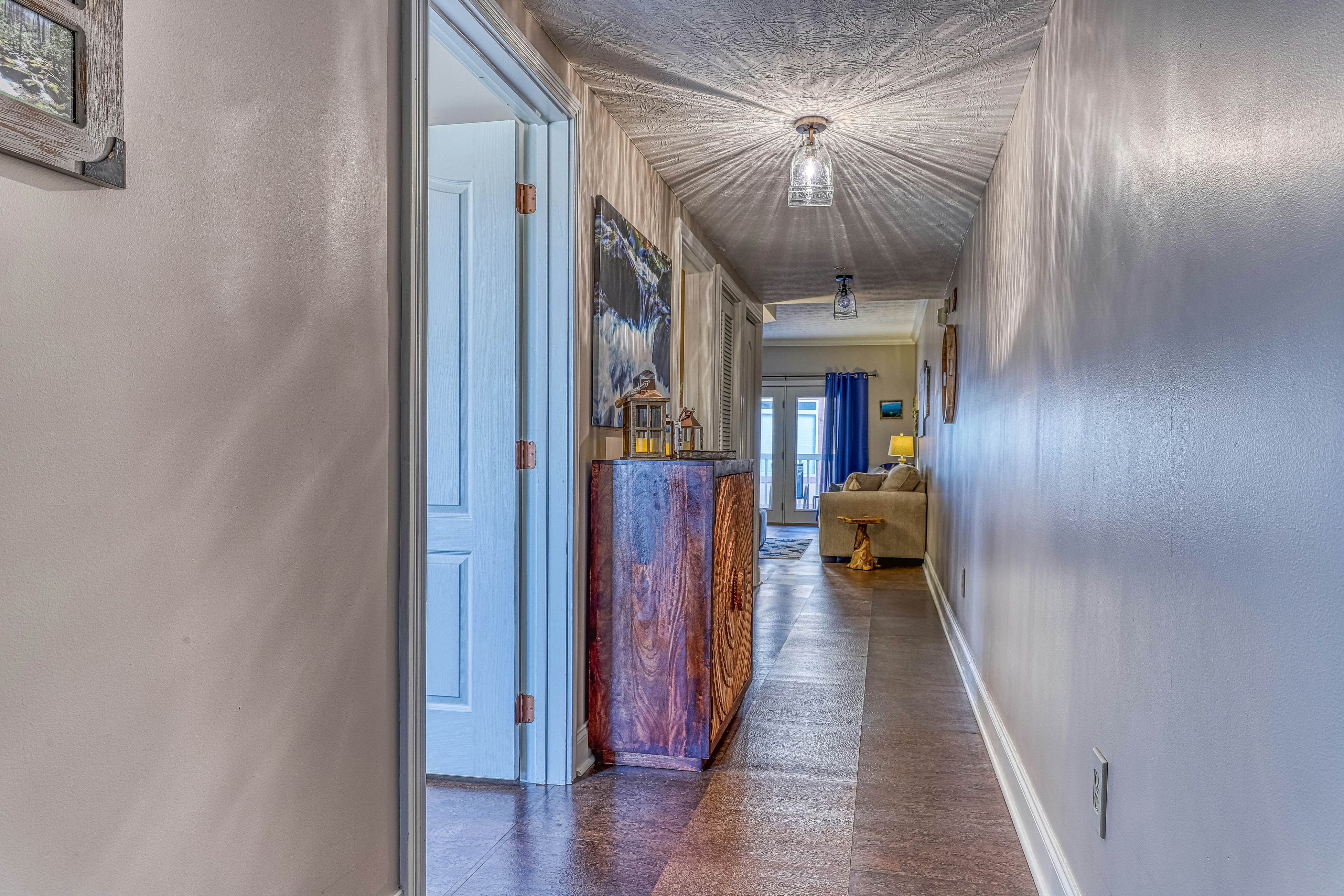 Golf Course condo w/ Free Attraction Tickets, fireplace, sauna, W/D & pool