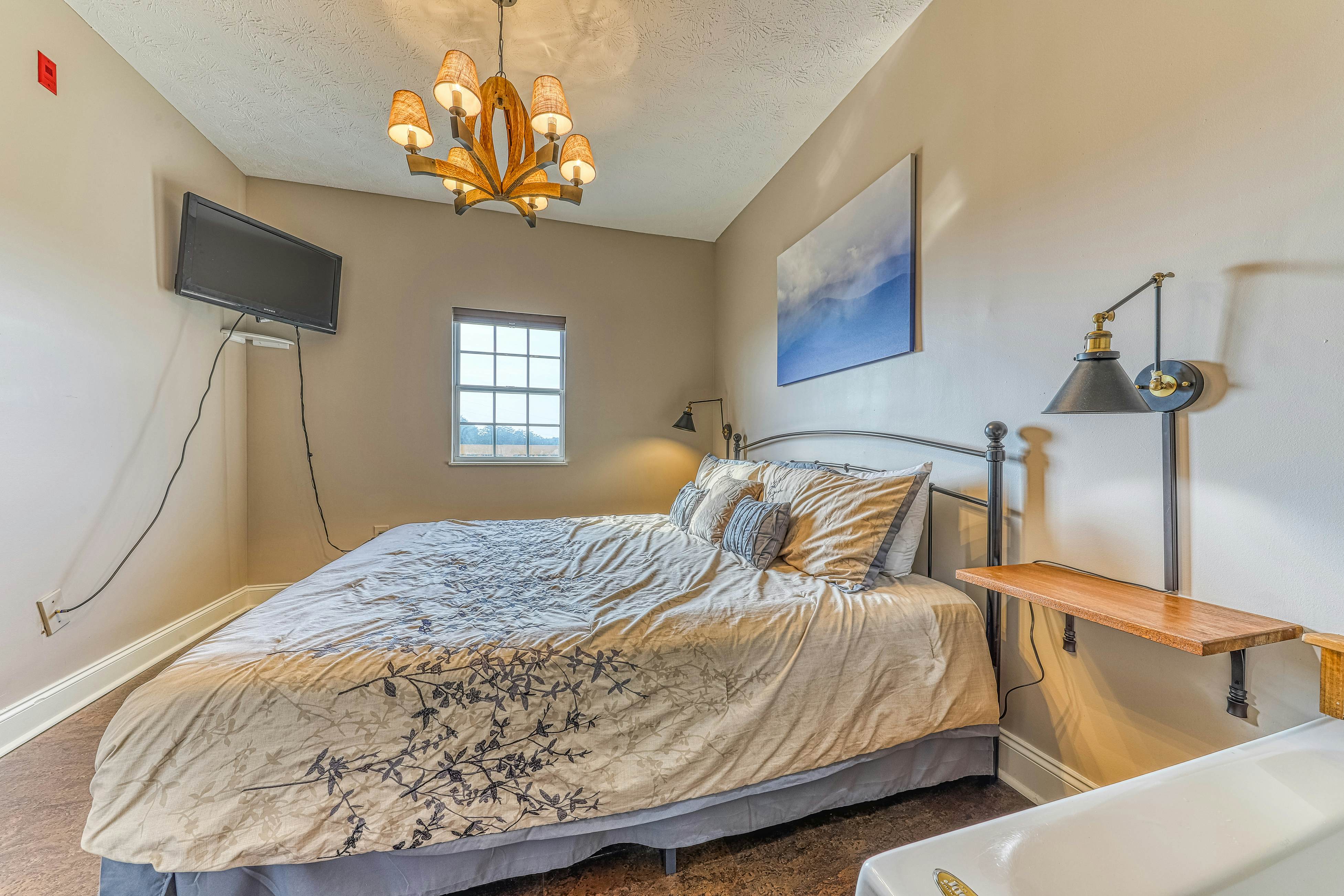 Golf Course condo w/ Free Attraction Tickets, fireplace, sauna, W/D & pool