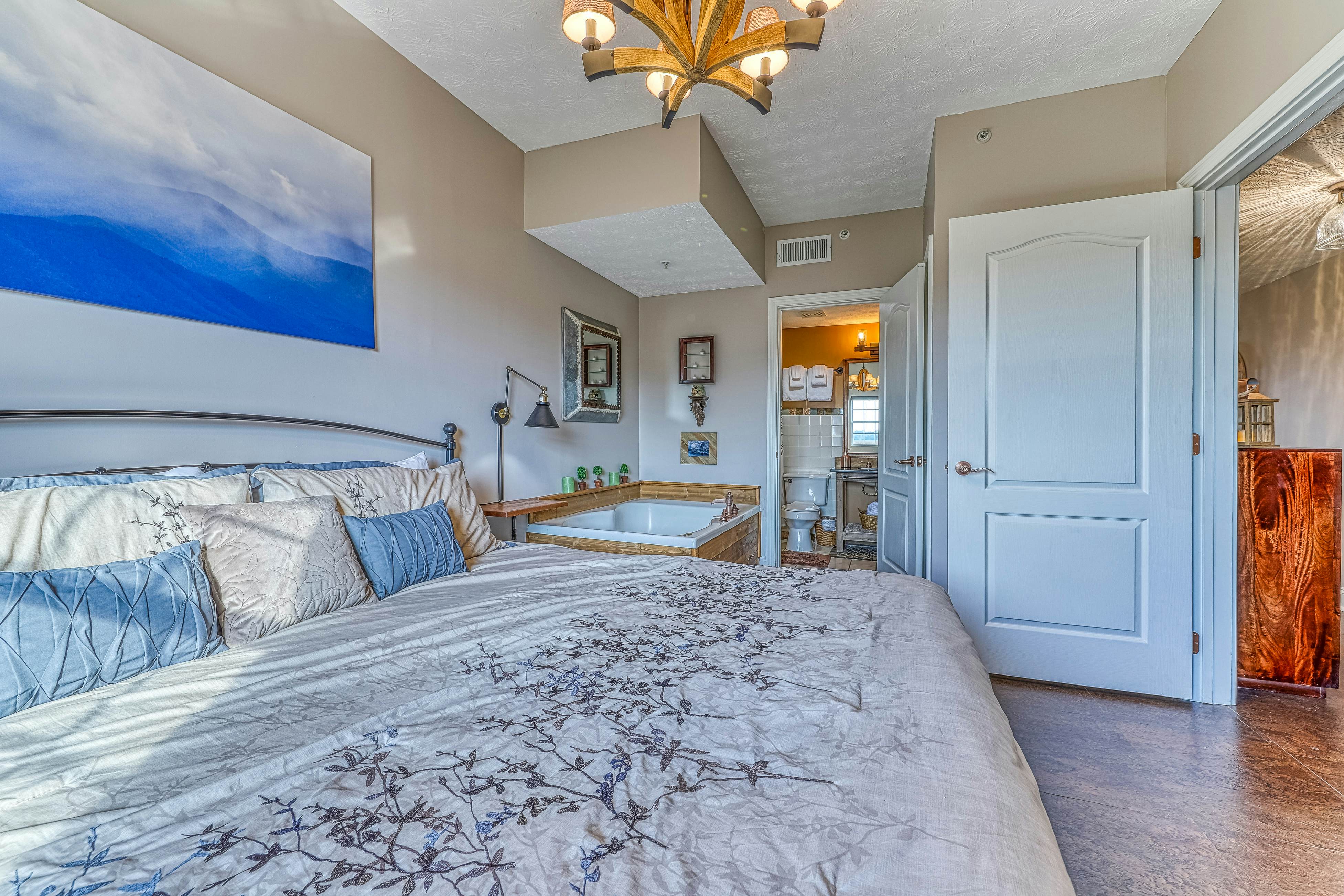 Golf Course condo w/ Free Attraction Tickets, fireplace, sauna, W/D & pool