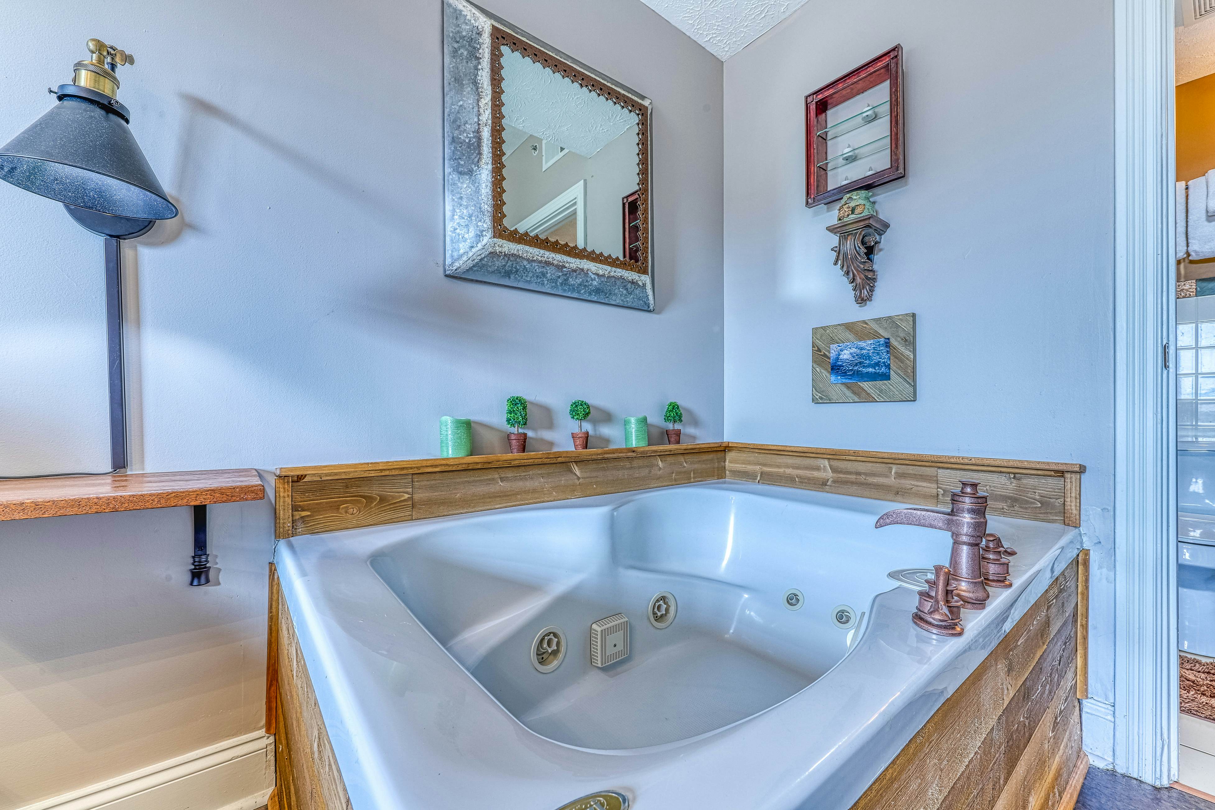 Golf Course condo w/ Free Attraction Tickets, fireplace, sauna, W/D & pool