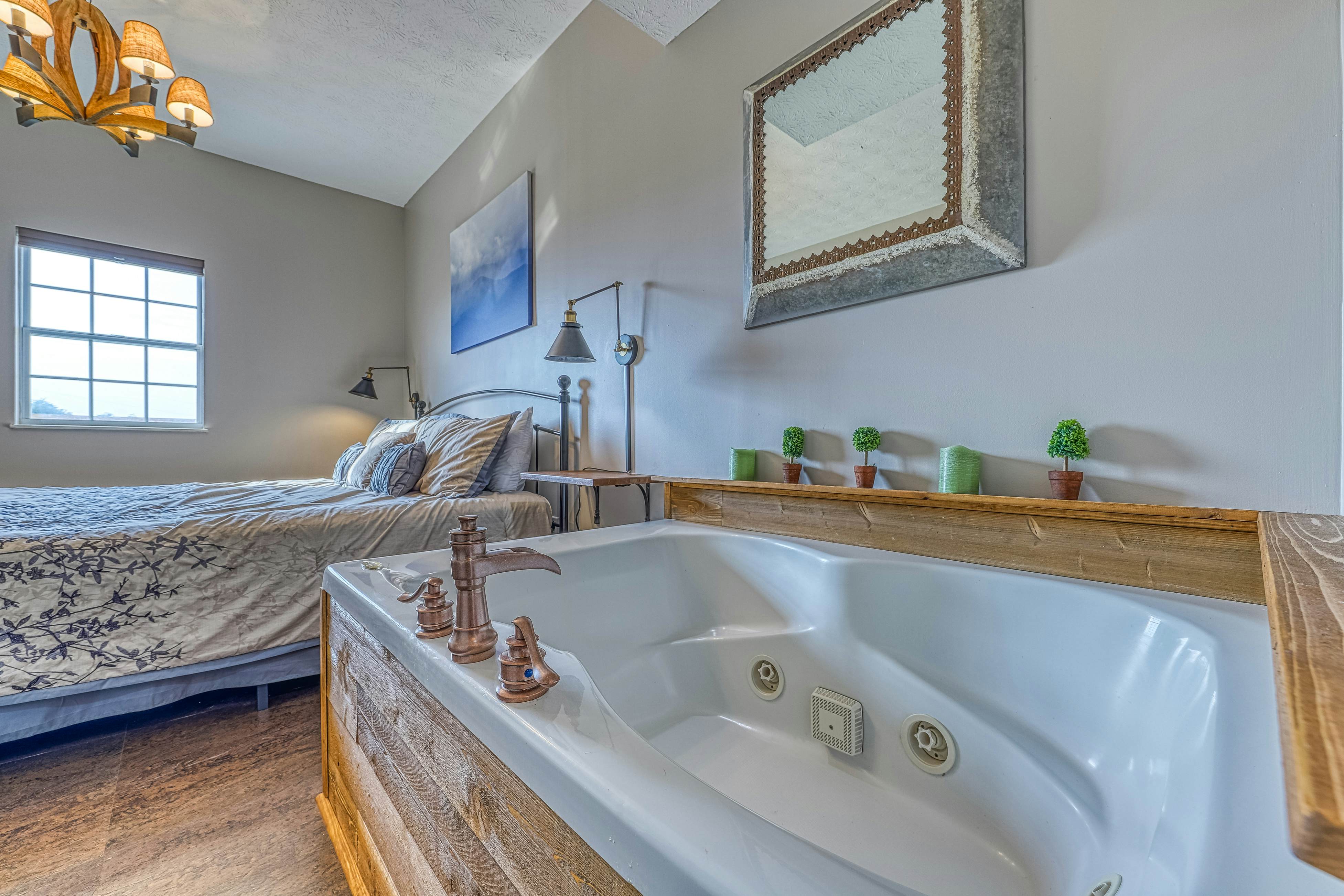 Golf Course condo w/ Free Attraction Tickets, fireplace, sauna, W/D & pool