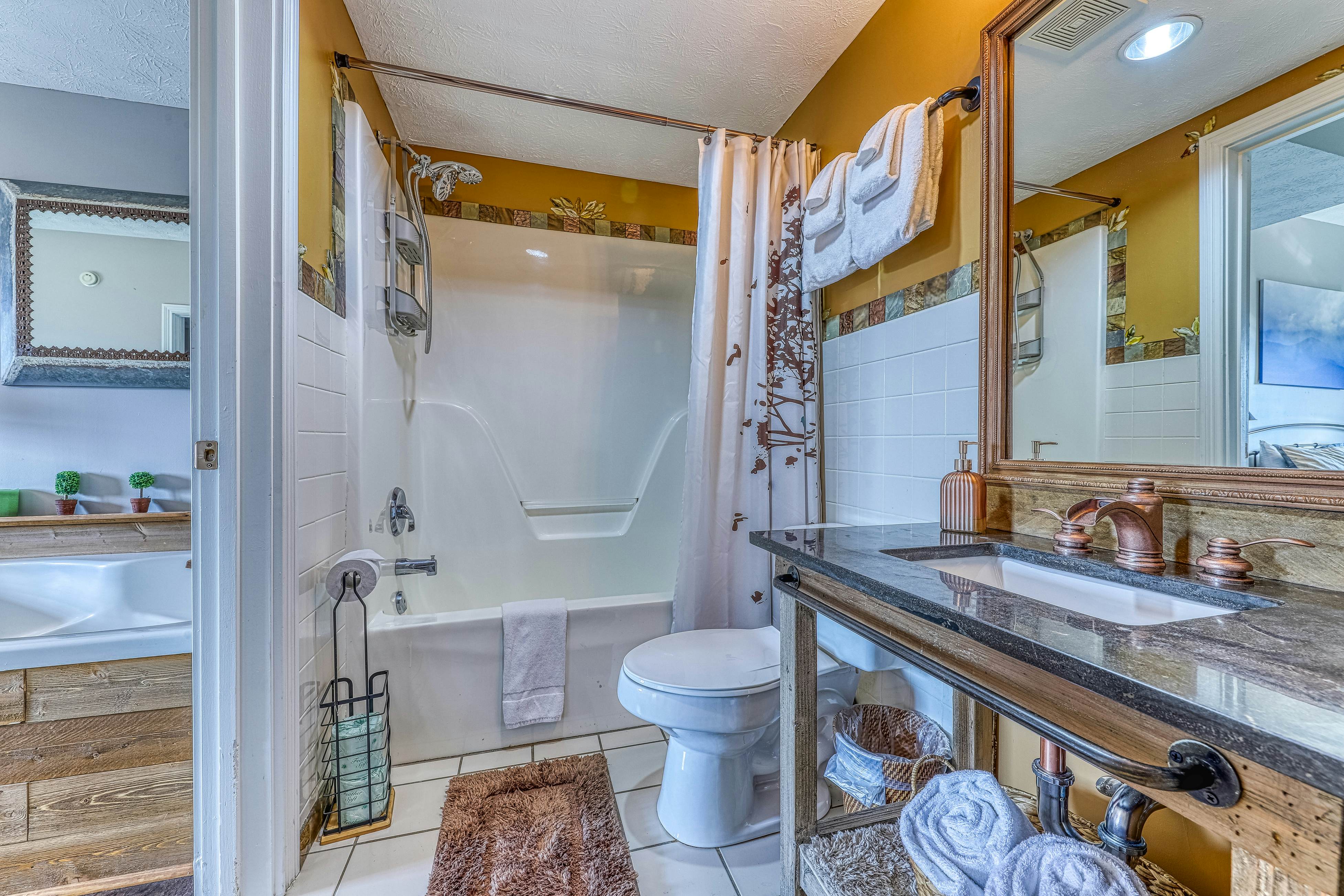 Golf Course condo w/ Free Attraction Tickets, fireplace, sauna, W/D & pool