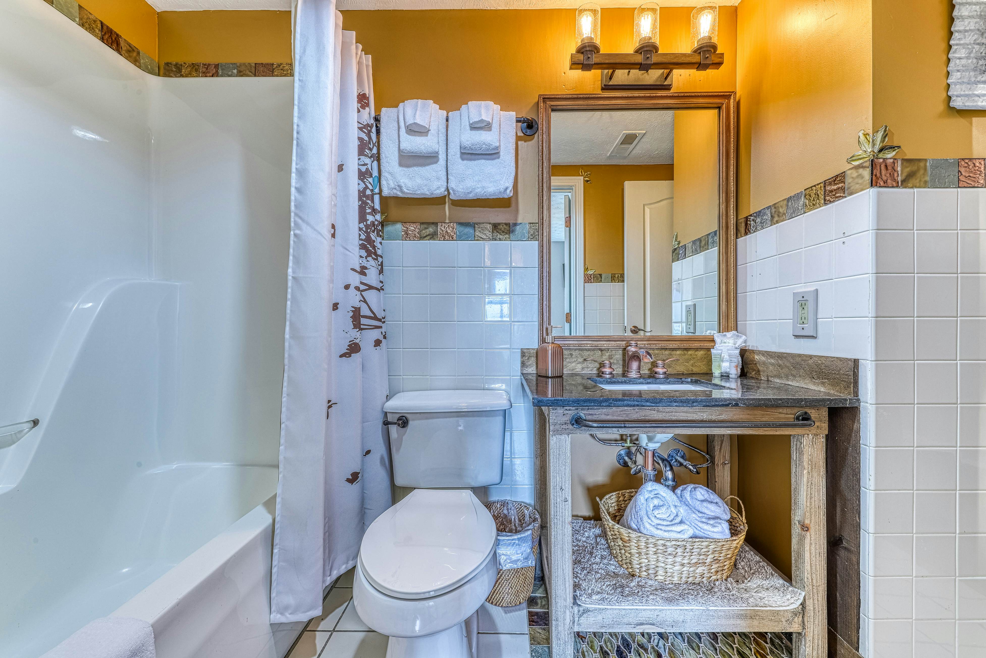 Golf Course condo w/ Free Attraction Tickets, fireplace, sauna, W/D & pool