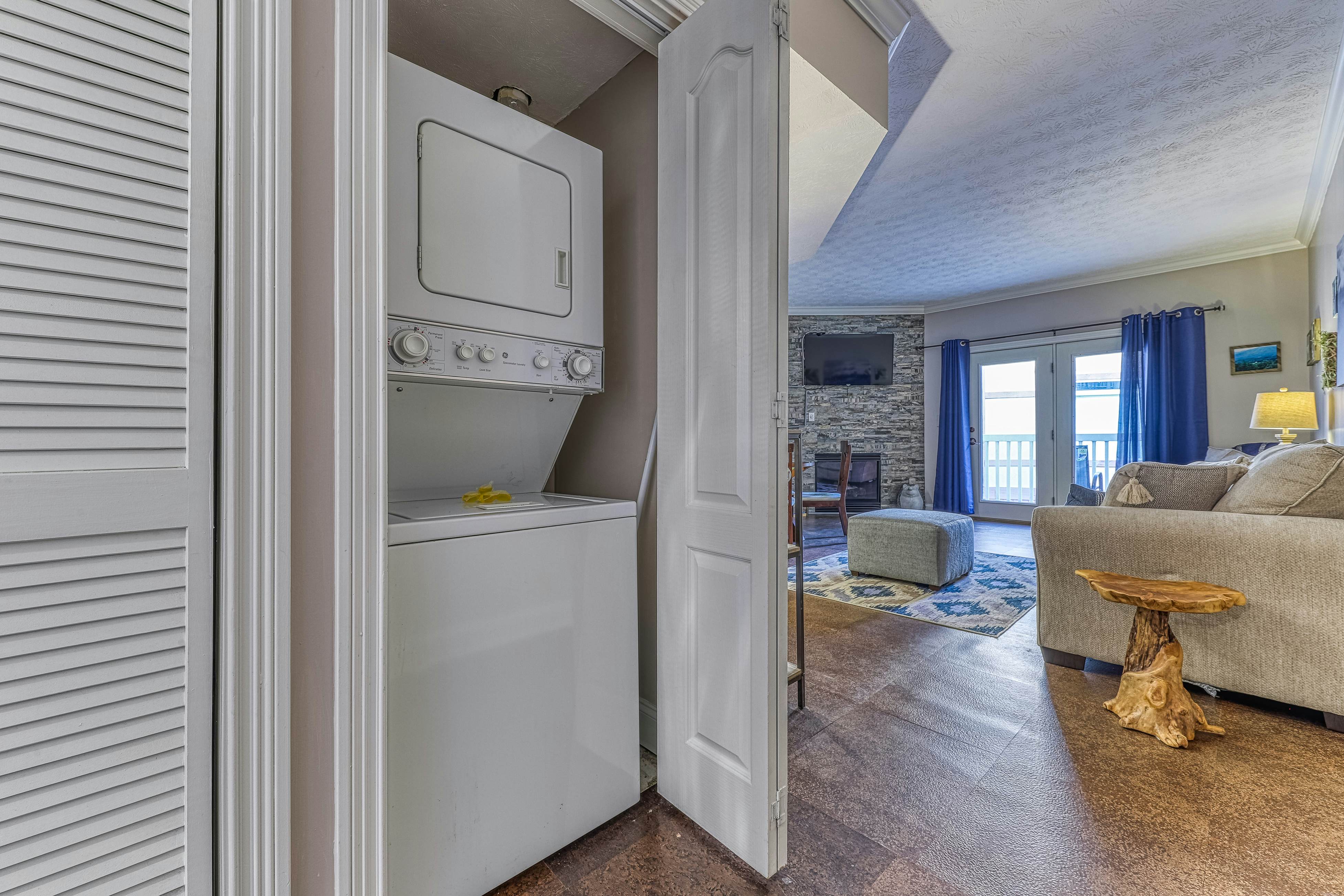 Golf Course condo w/ Free Attraction Tickets, fireplace, sauna, W/D & pool