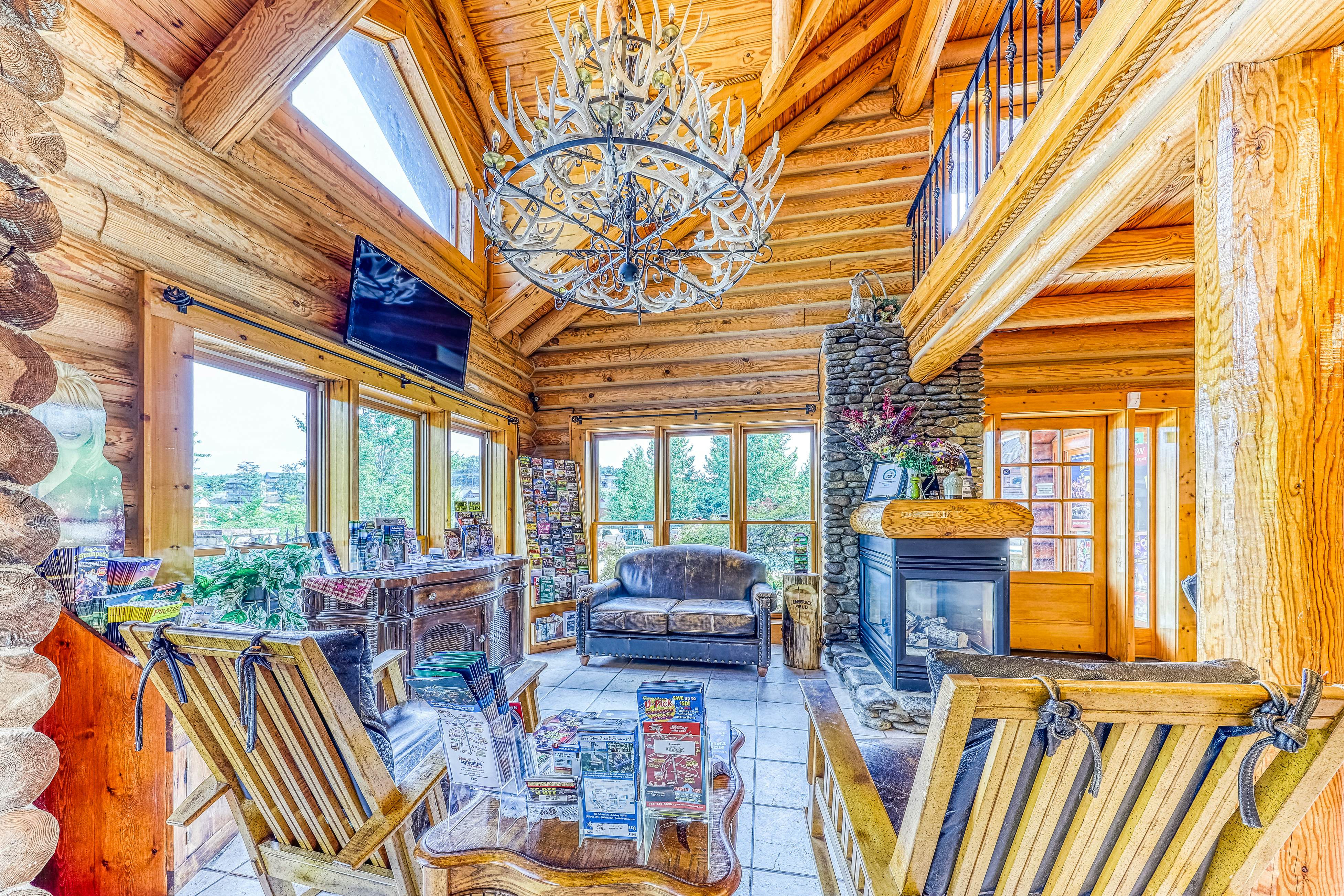 Golf Course condo w/ Free Attraction Tickets, fireplace, sauna, W/D & pool