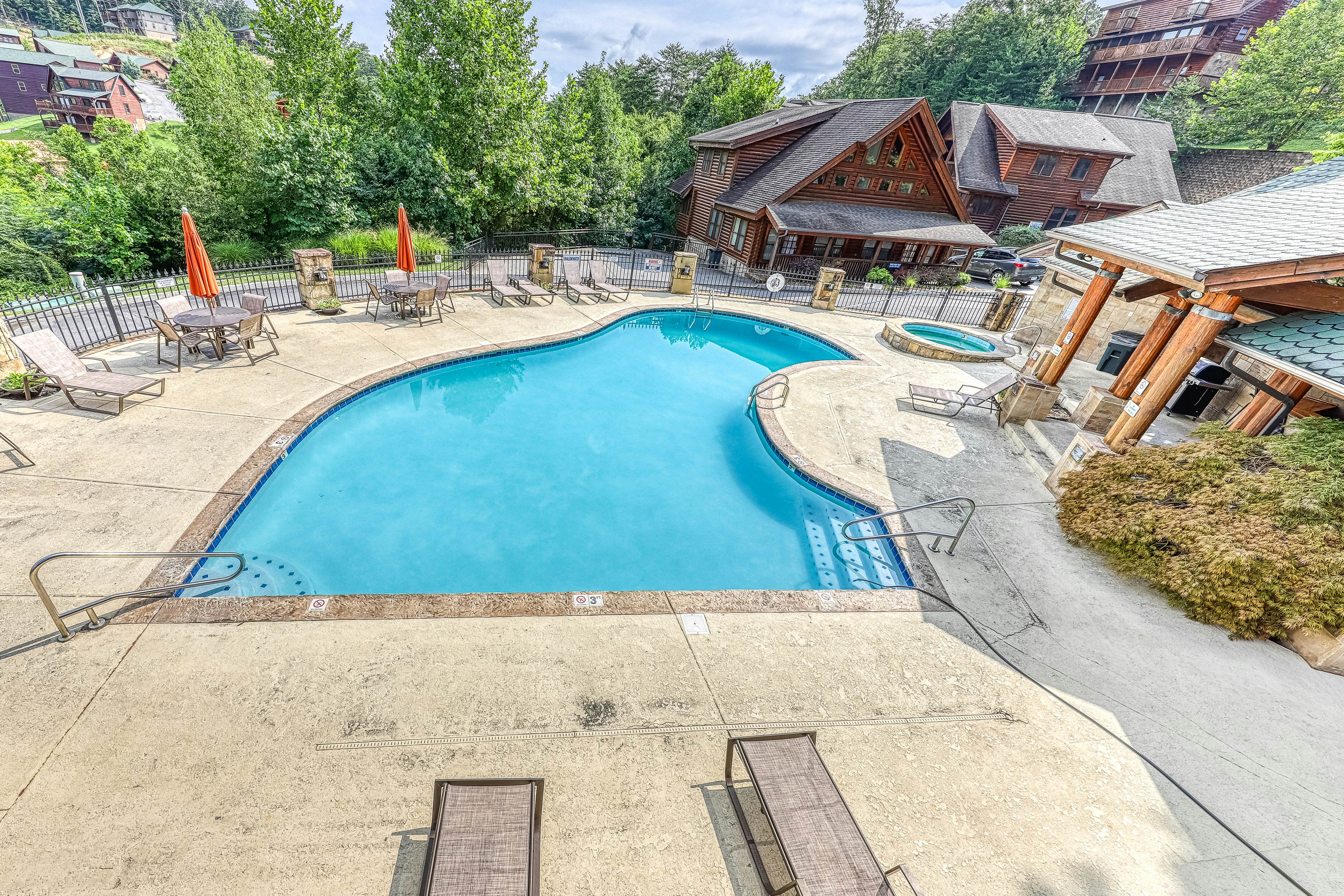 Golf Course condo w/ Free Attraction Tickets, fireplace, sauna, W/D & pool