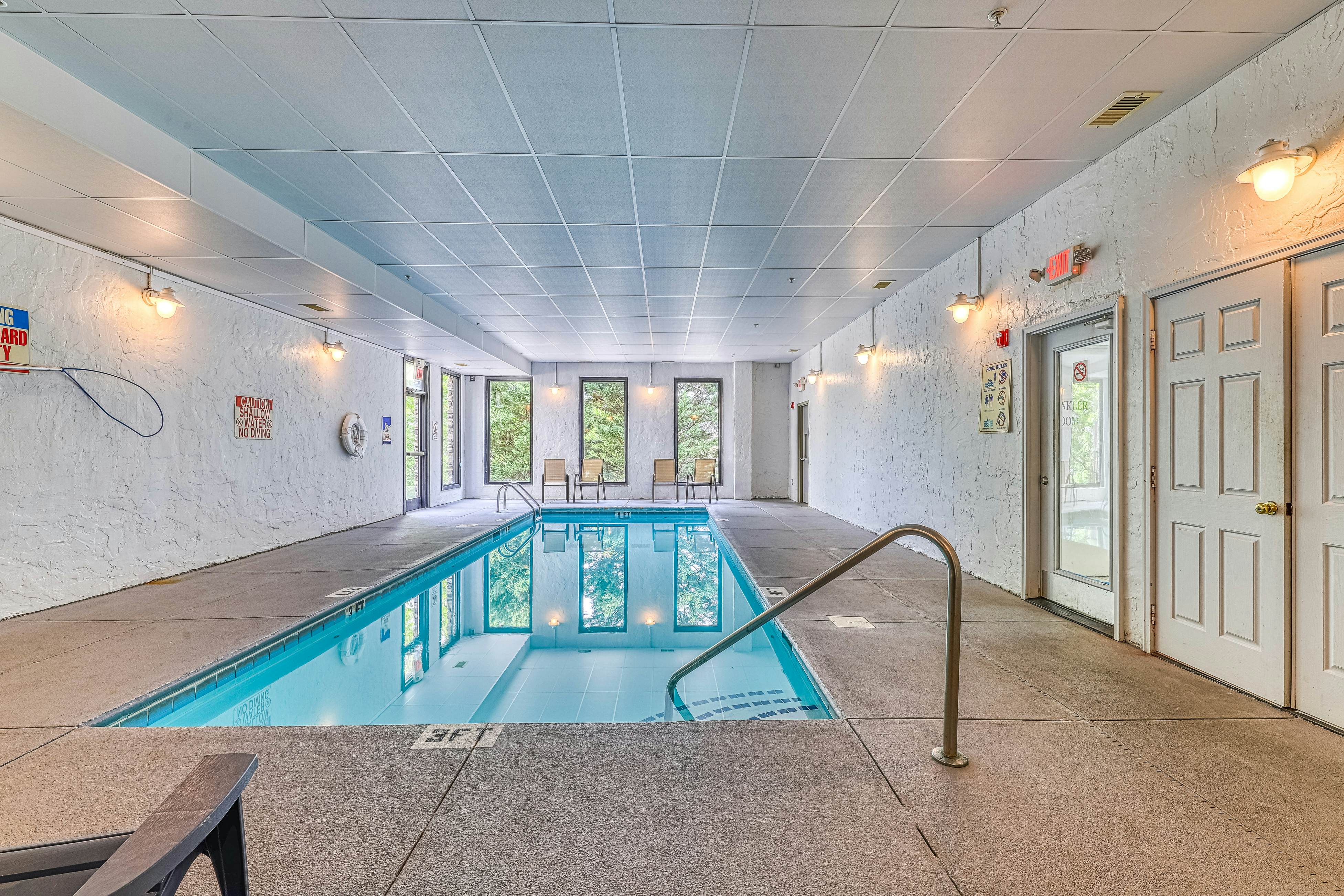 Golf Course condo w/ Free Attraction Tickets, fireplace, sauna, W/D & pool