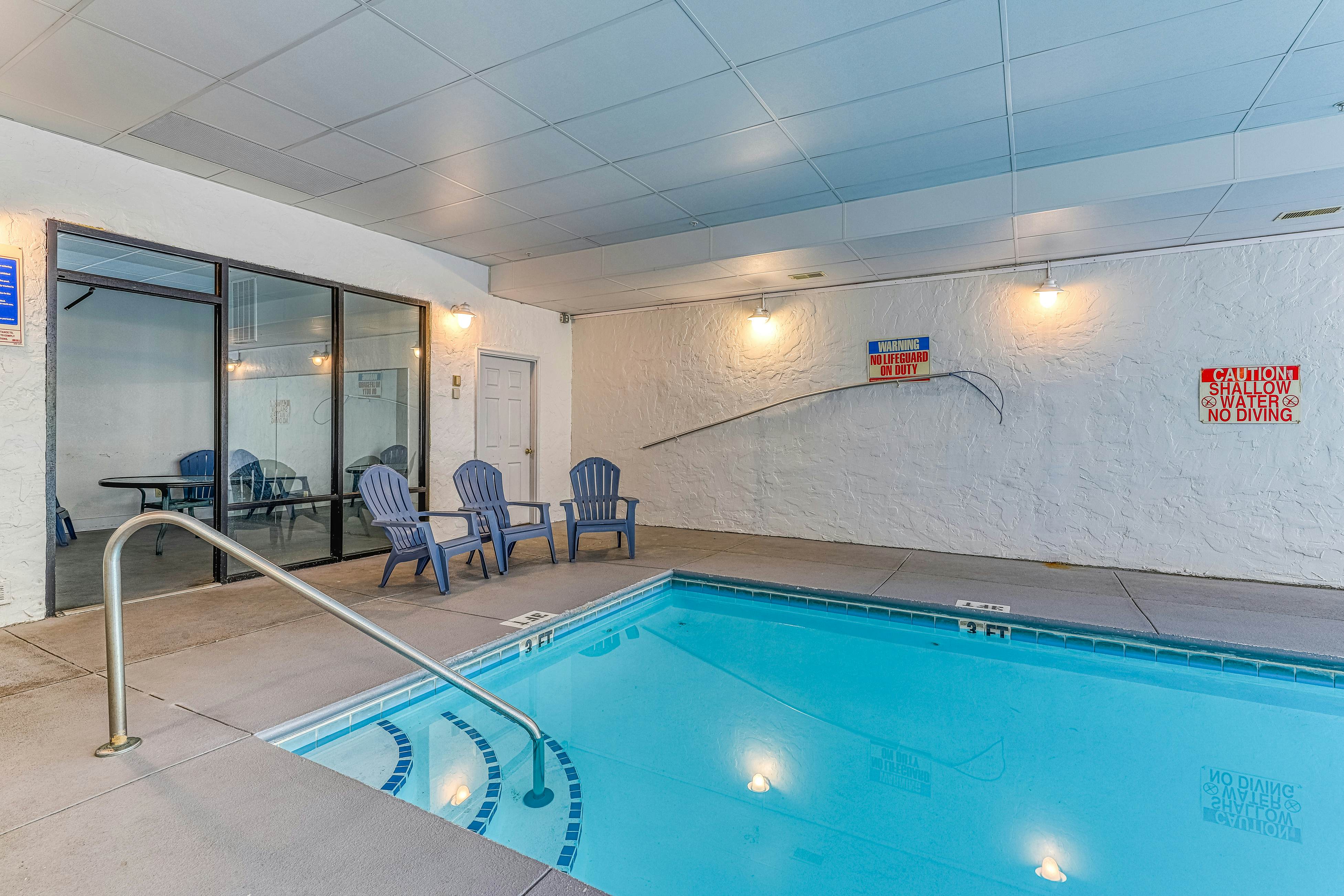 Golf Course condo w/ Free Attraction Tickets, fireplace, sauna, W/D & pool