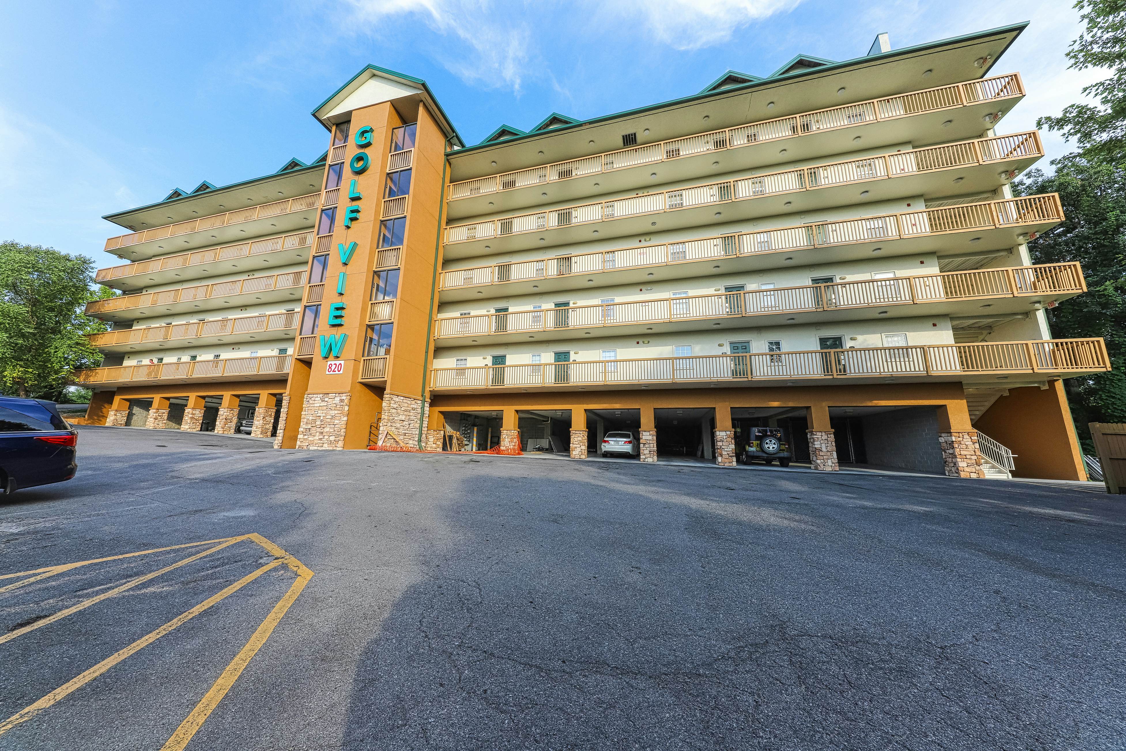 Golf Course condo w/ Free Attraction Tickets, fireplace, sauna, W/D & pool